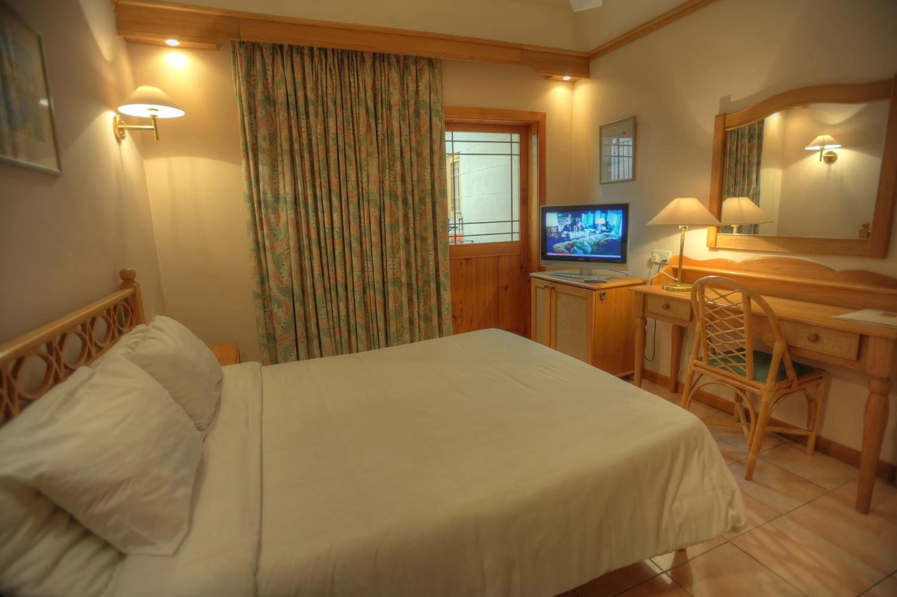 Bedroom, Bed in St. Patrick's Hotel