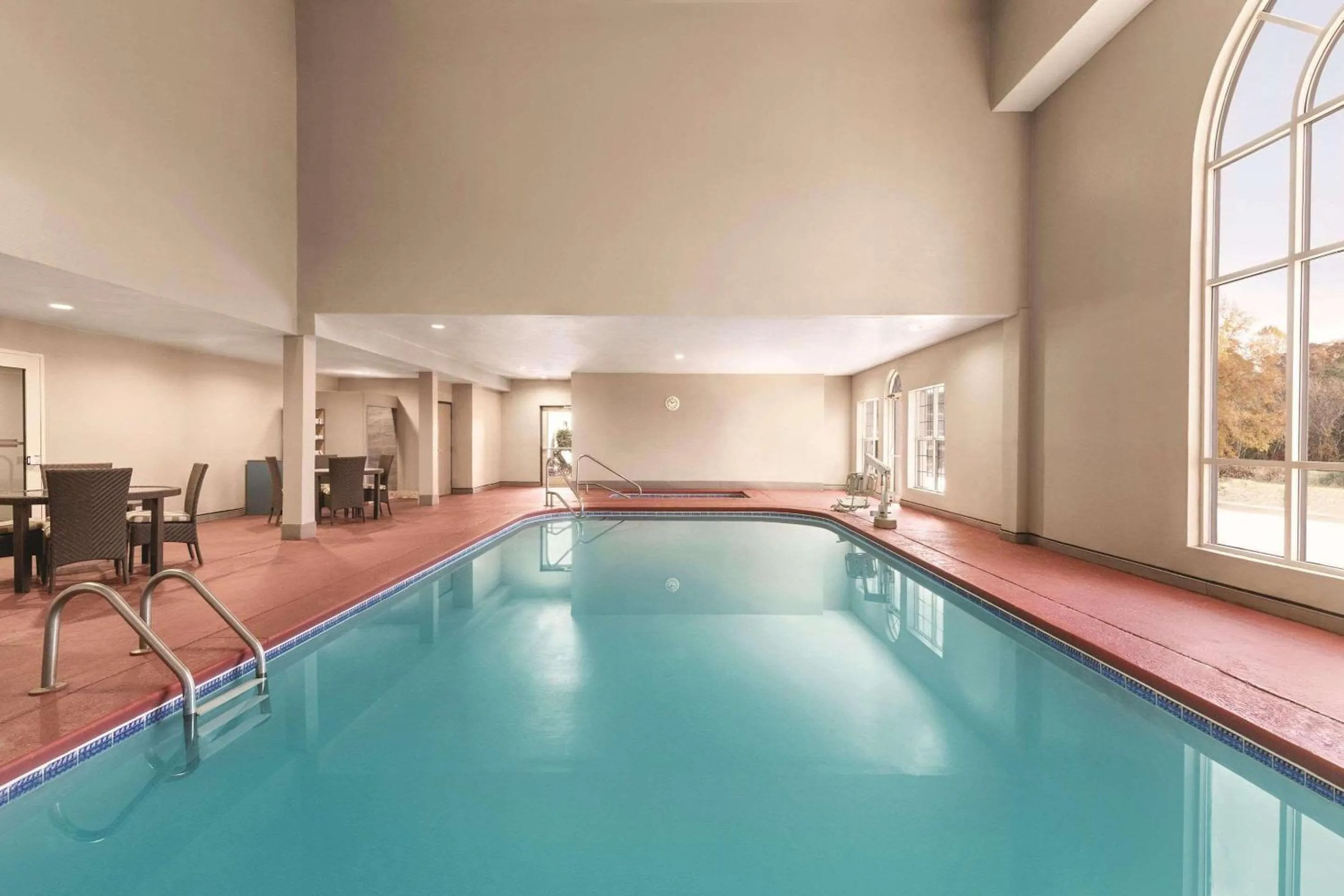 Swimming pool in Country Inn & Suites by Radisson, Griffin, GA