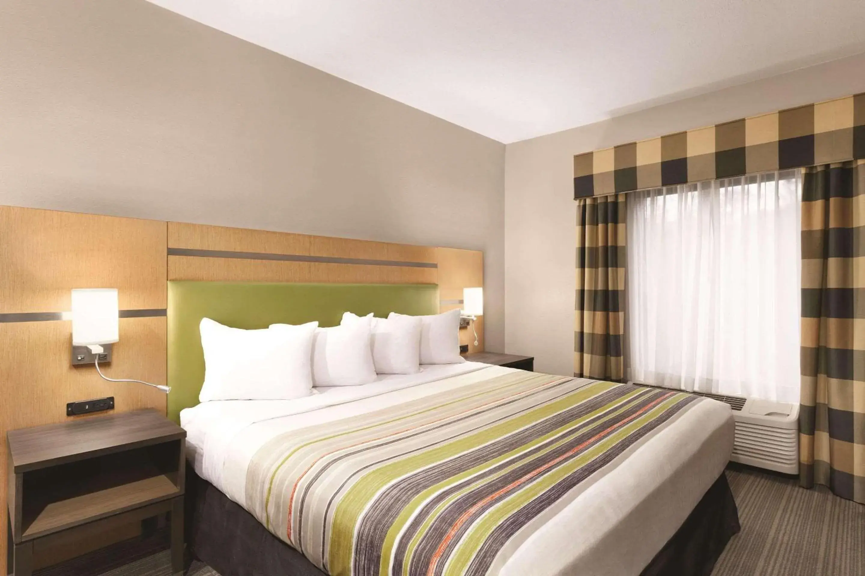 Bedroom, Bed in Country Inn & Suites by Radisson, Griffin, GA Bedroom, Bed in Country Inn & Suites by Radisson, Griffin, GA