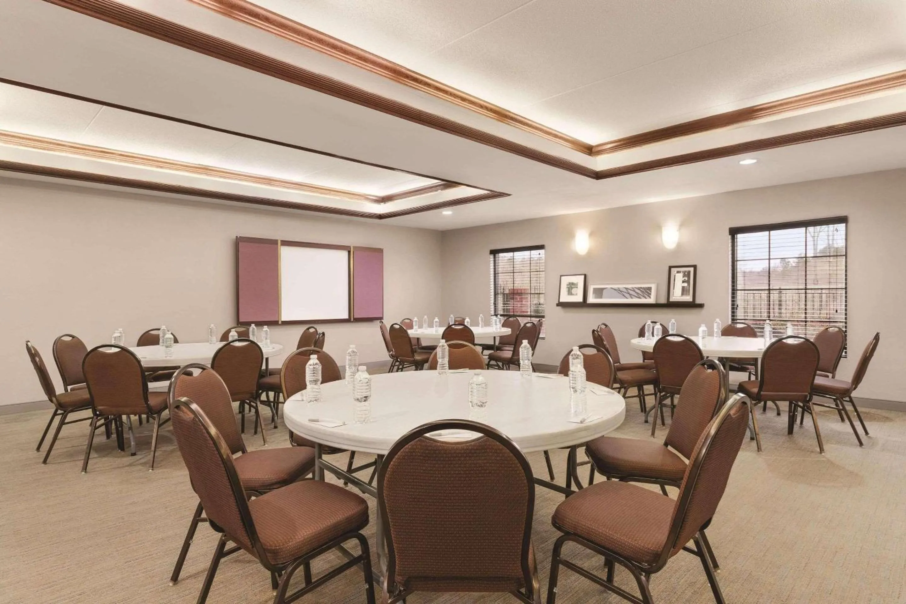 Meeting/conference room in Country Inn & Suites by Radisson, Griffin, GA