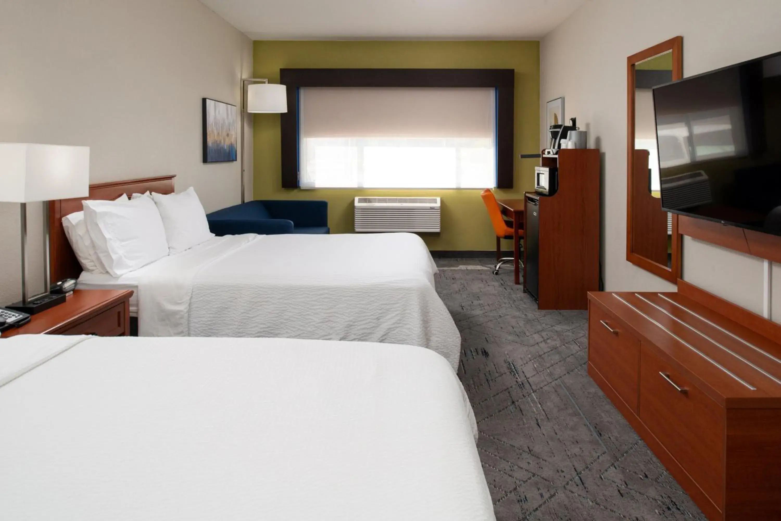 Photo of the whole room, Bed in Holiday Inn Express & Suites Farmington Bloomfield by IHG Photo of the whole room, Bed in Holiday Inn Express & Suites Farmington Bloomfield by IHG