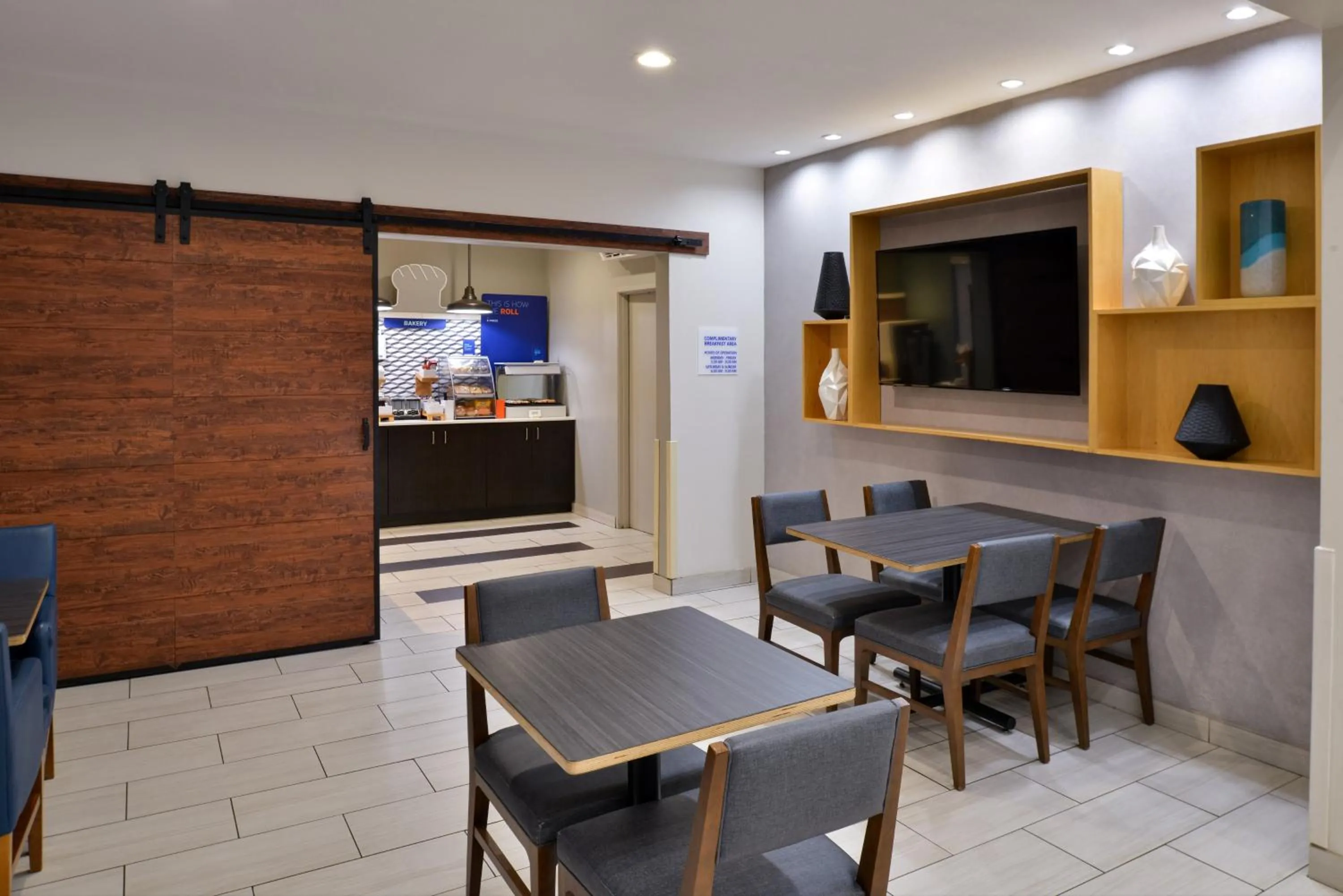 Breakfast in Holiday Inn Express & Suites Farmington Bloomfield by IHG