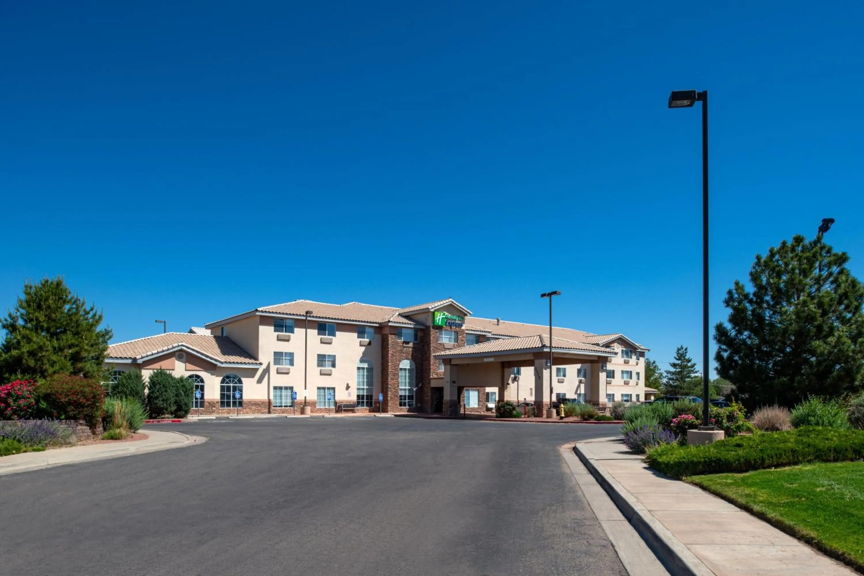 Property building in Holiday Inn Express & Suites Farmington Bloomfield by IHG