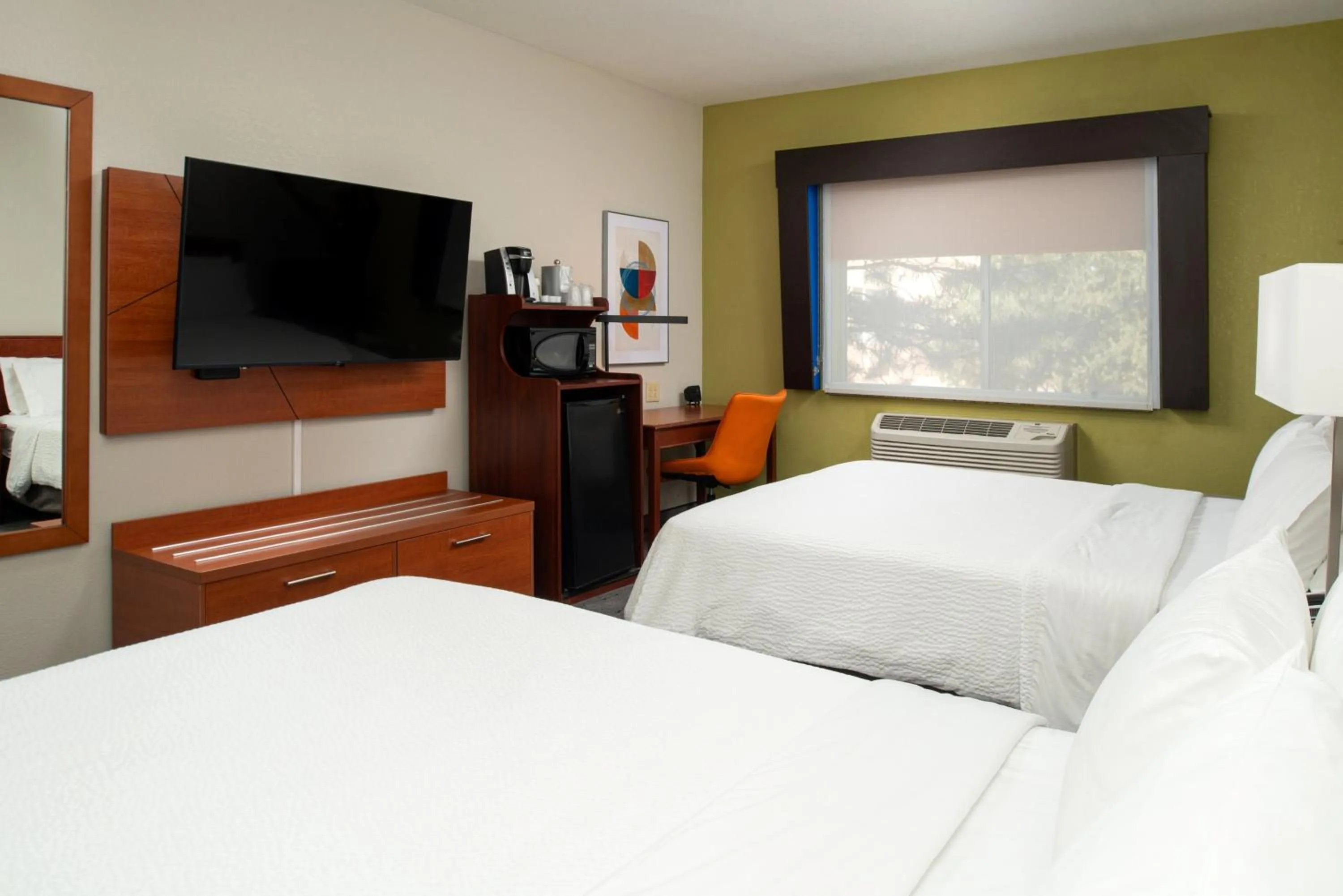 Photo of the whole room, Bed in Holiday Inn Express & Suites Farmington Bloomfield by IHG