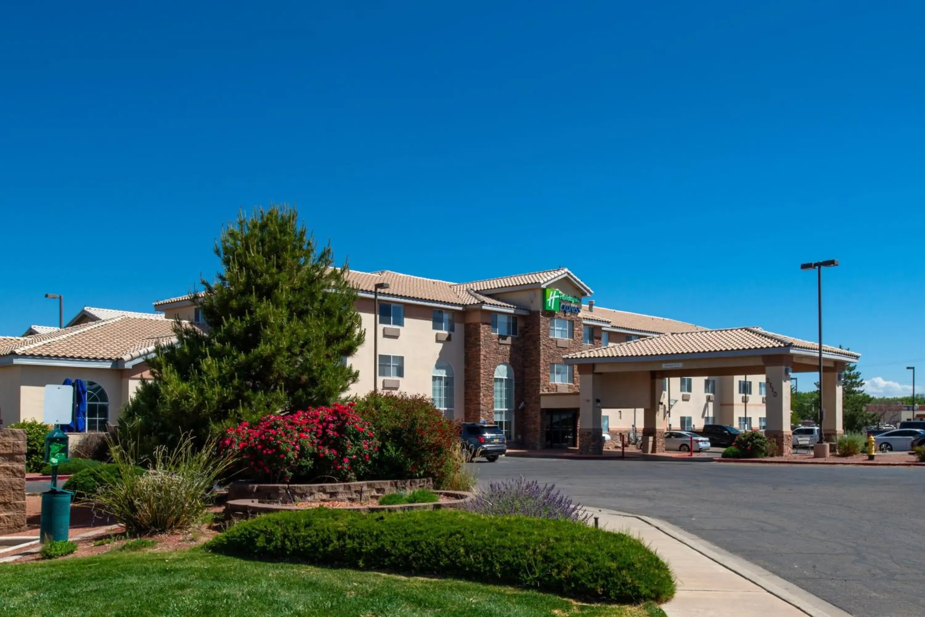 Property building in Holiday Inn Express & Suites Farmington Bloomfield by IHG Property building in Holiday Inn Express & Suites Farmington Bloomfield by IHG
