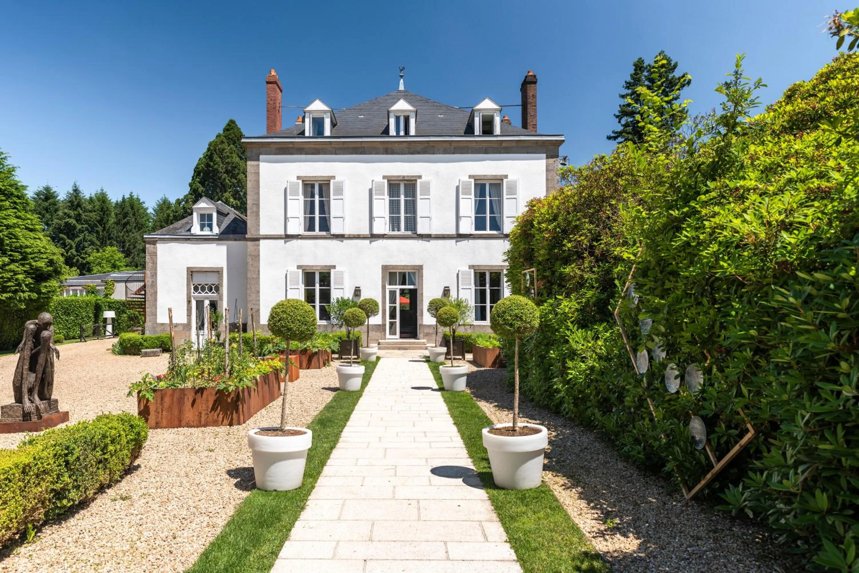 Property building in La Chapelle Saint Martin