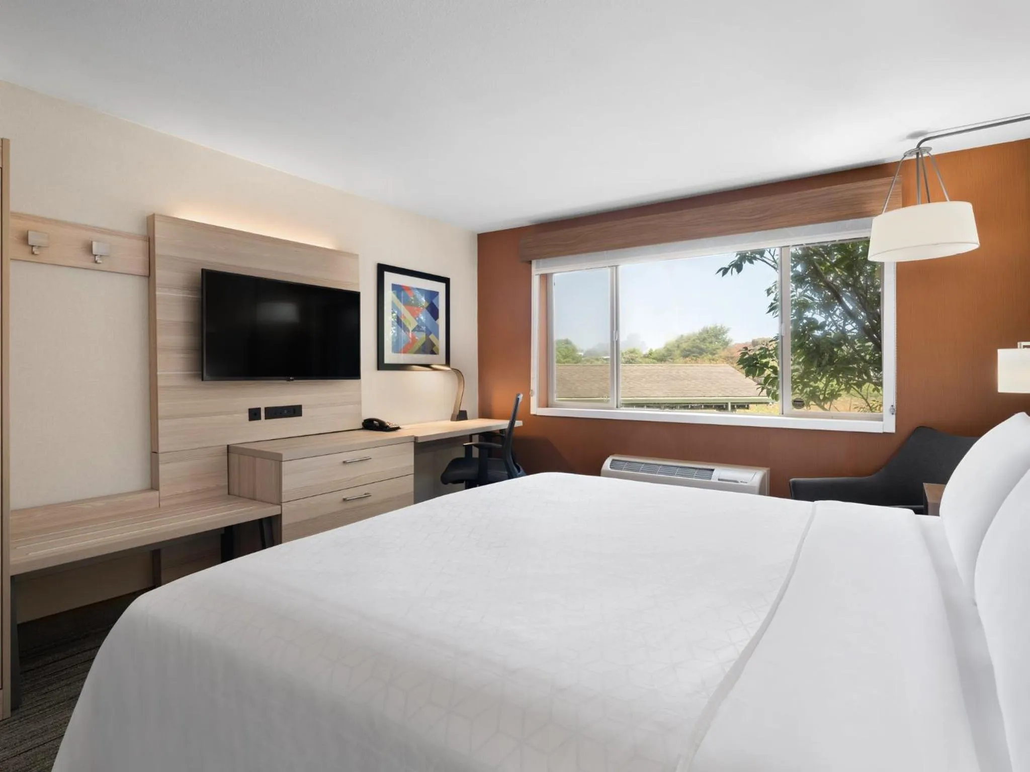 Photo of the whole room, Bed in Holiday Inn Express Fort Bragg by IHG