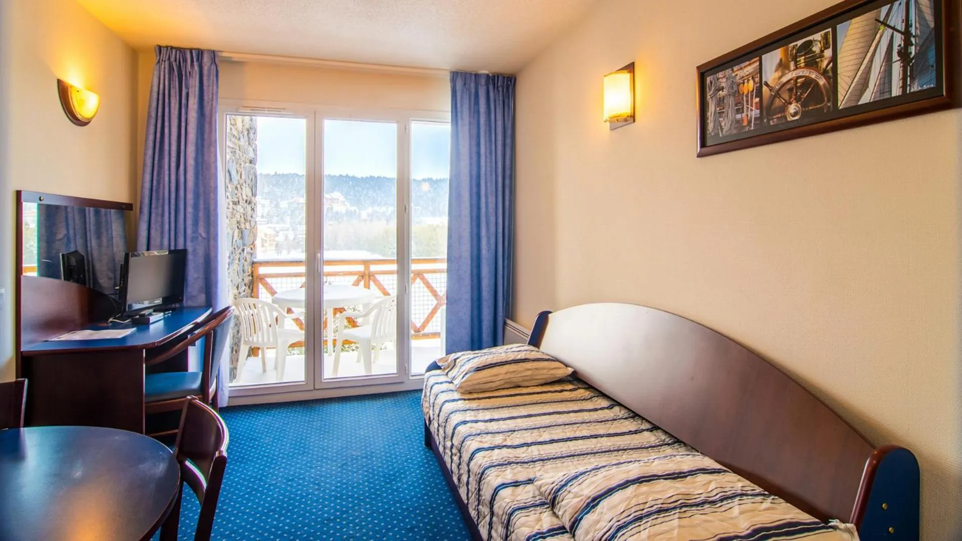 Living room, Bed in Vacancéole - Appart'Vacances Pyrénées 2000