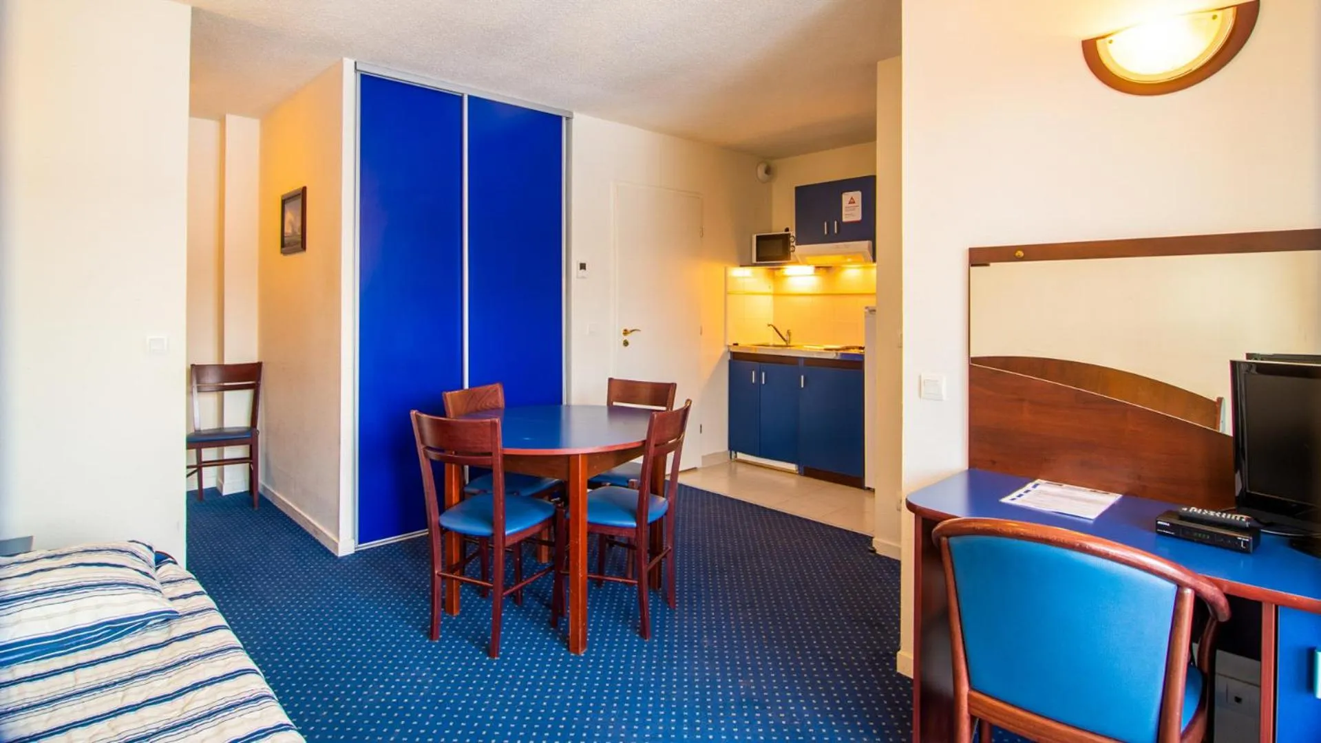 Dining area, Bed in Vacancéole - Appart'Vacances Pyrénées 2000