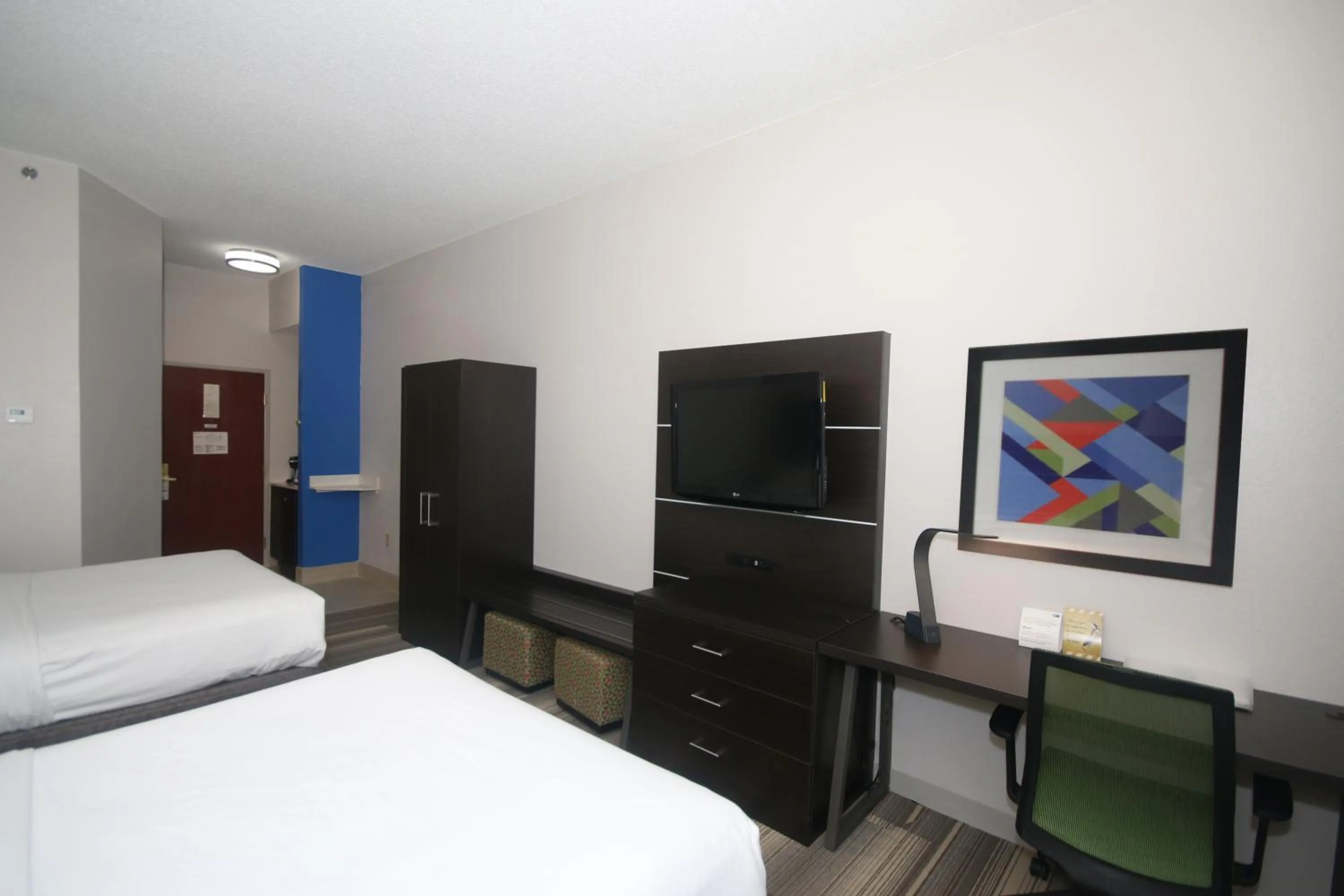 Bed in Holiday Inn Express Hillsville by IHG