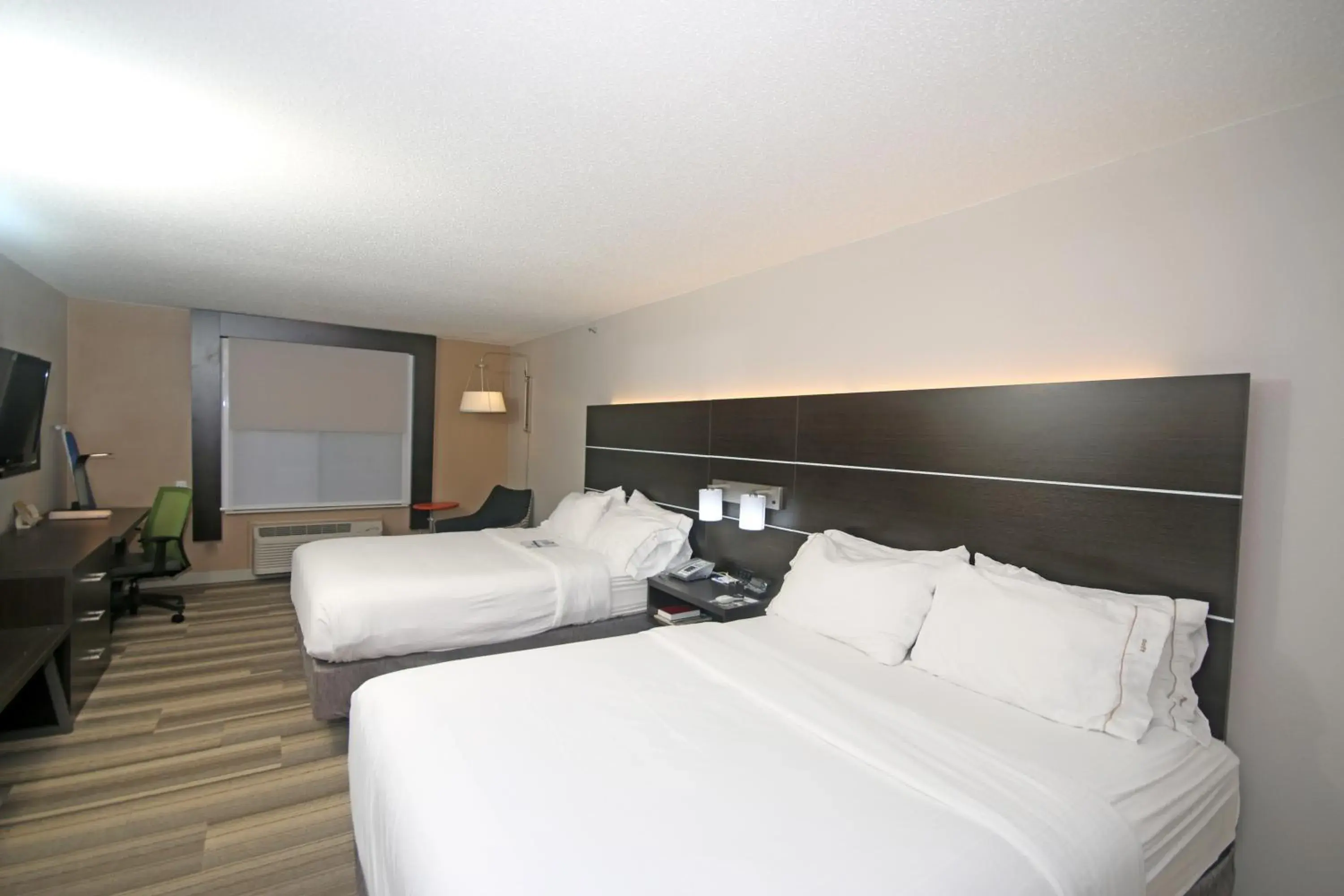 Bed in Holiday Inn Express Hillsville by IHG Bed in Holiday Inn Express Hillsville by IHG