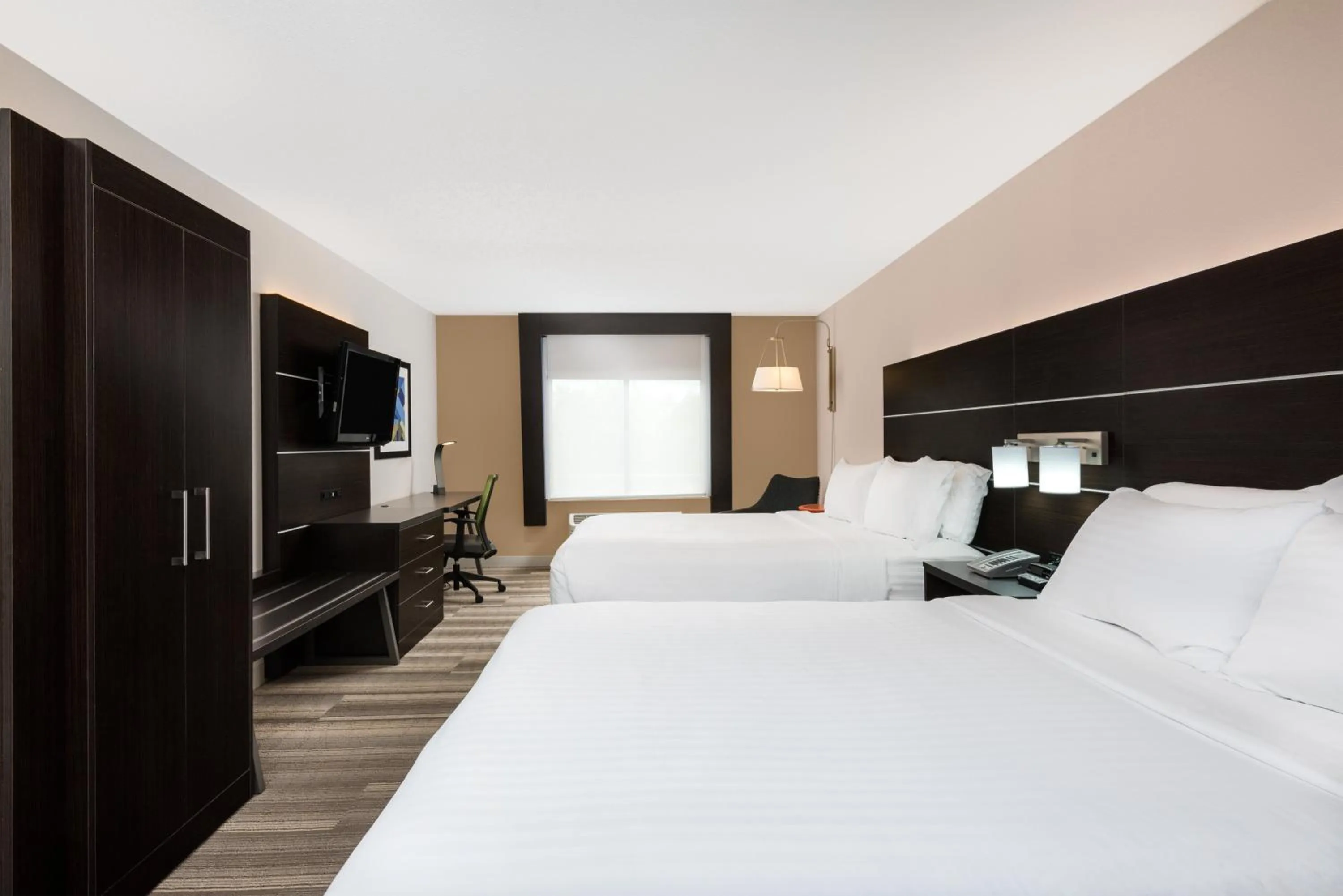 Photo of the whole room, Bed in Holiday Inn Express Hillsville by IHG