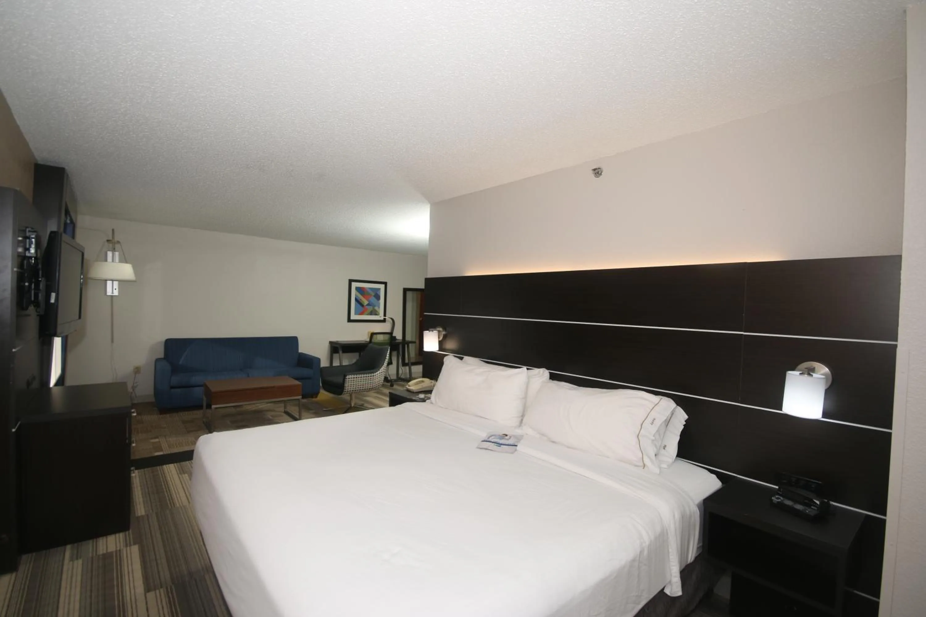 Bed in Holiday Inn Express Hillsville by IHG