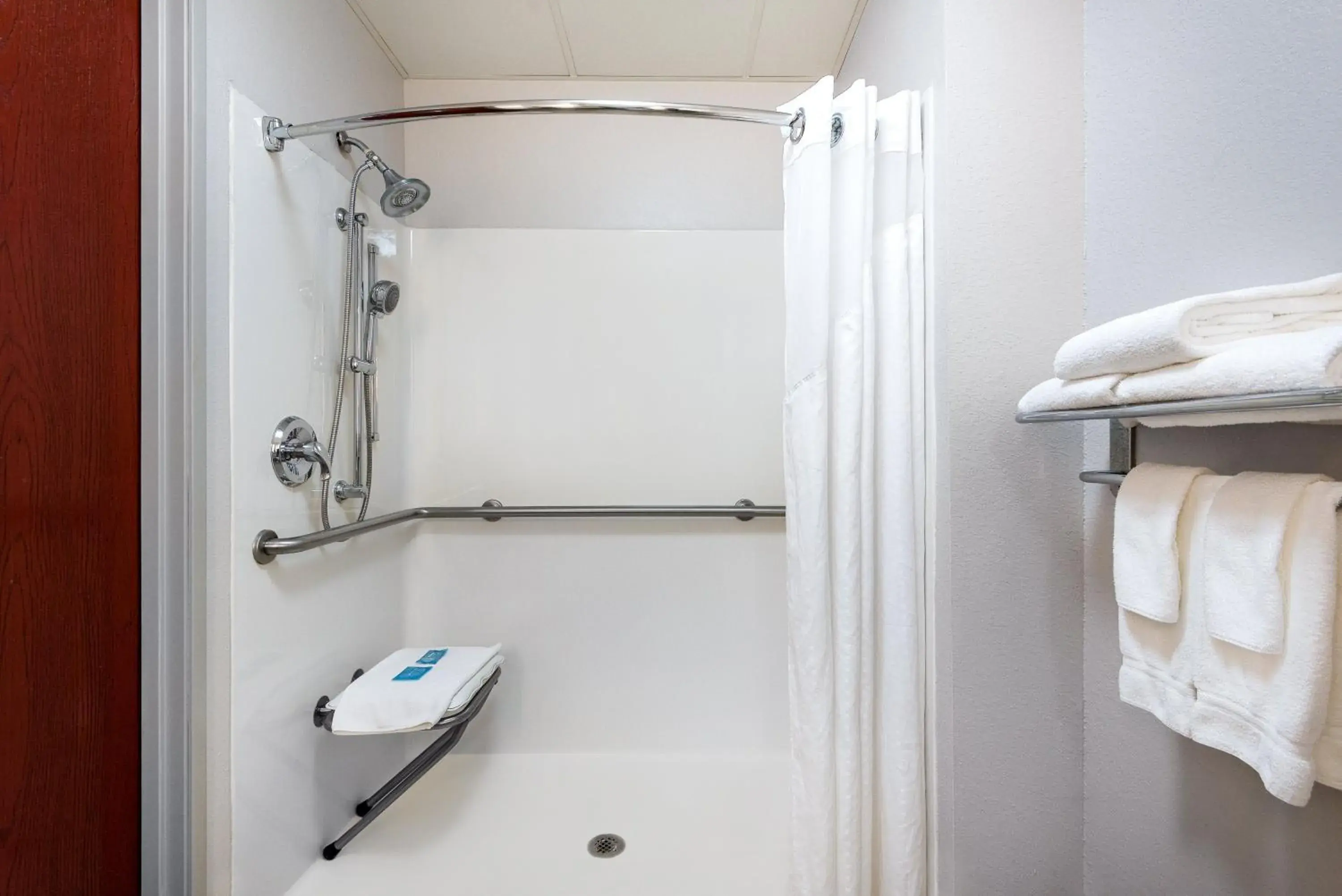 Standard King Room with Roll-in Shower - Mobility Accessible in Holiday Inn Express Hillsville by IHG Standard King Room with Roll-in Shower - Mobility Accessible in Holiday Inn Express Hillsville by IHG