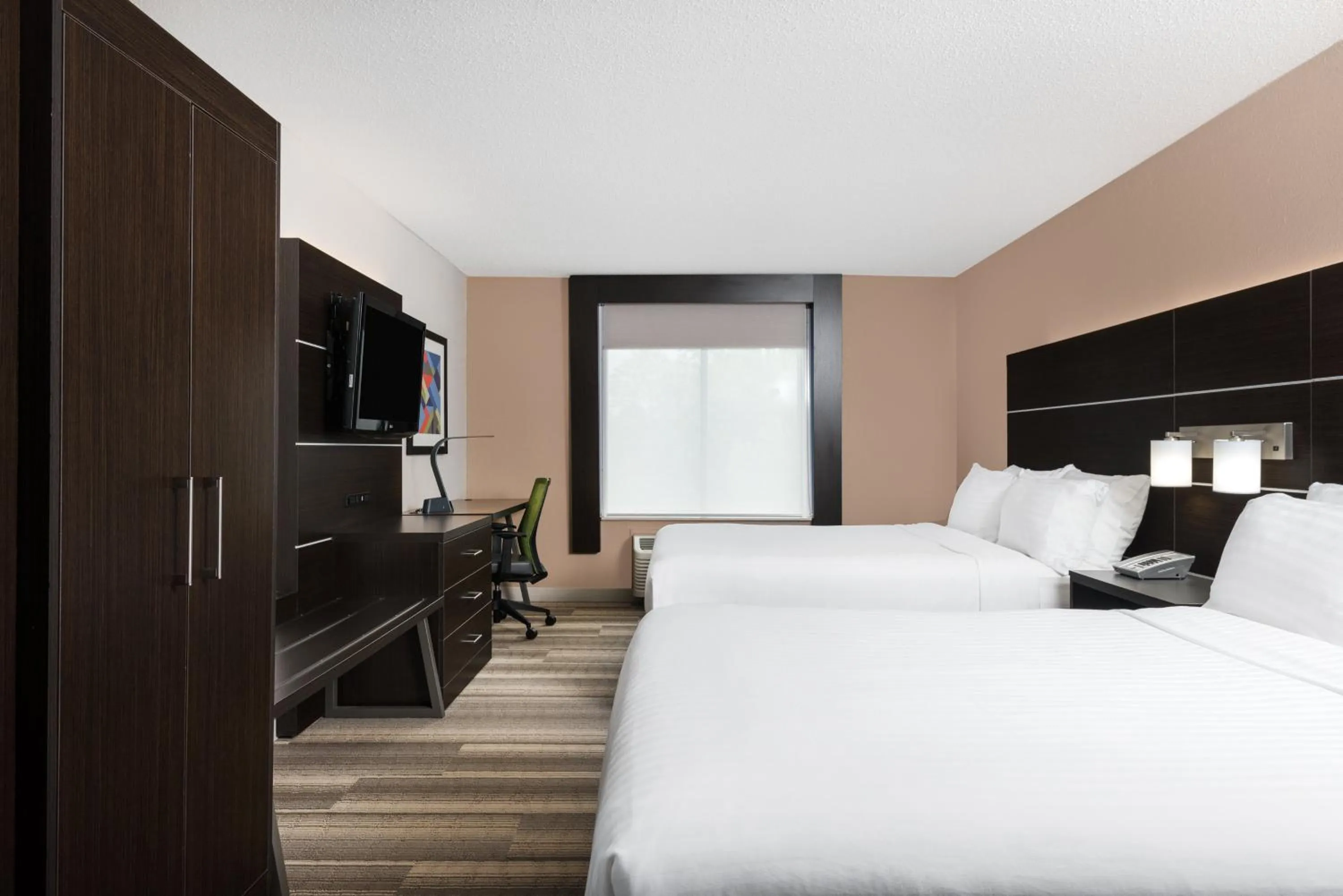 Photo of the whole room, Bed in Holiday Inn Express Hillsville by IHG