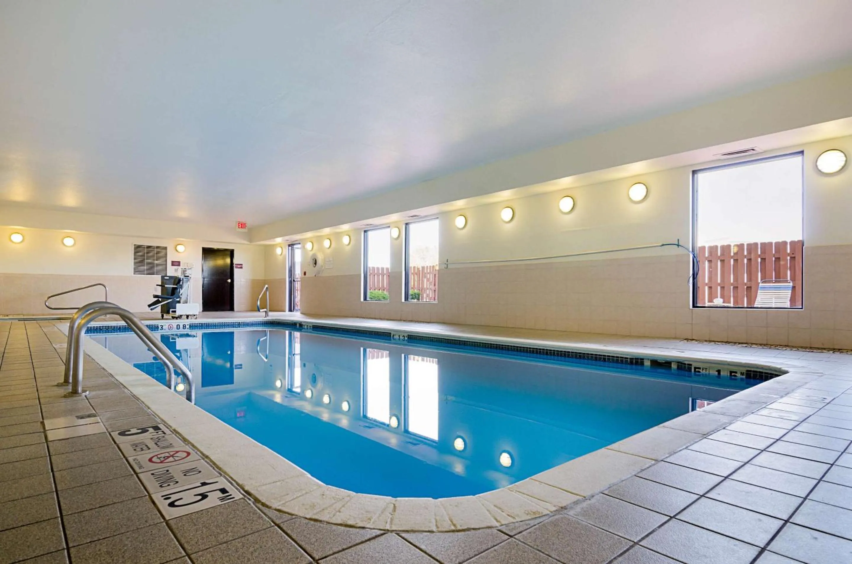 Swimming pool in Comfort Inn & Suites Hutchinson