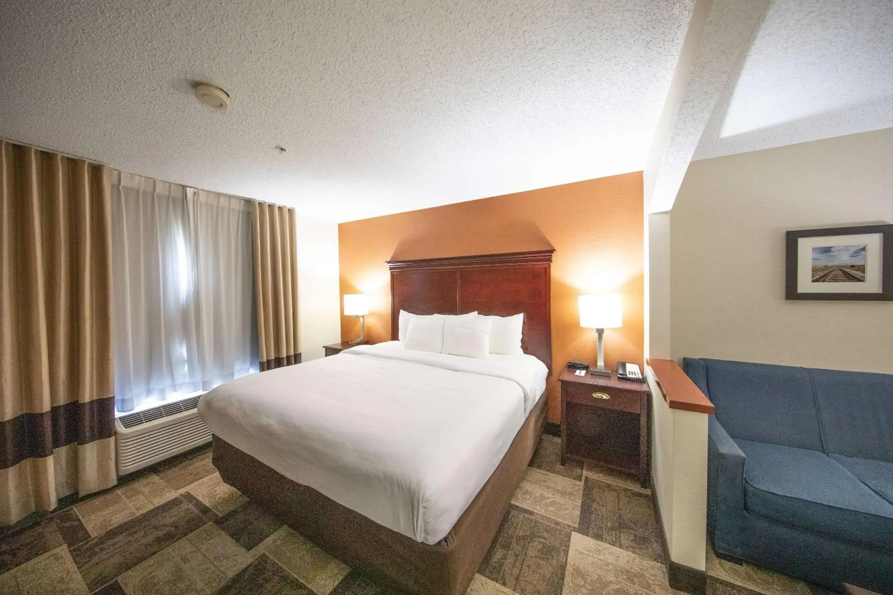 King Suite with Sofa Bed - Non-Smoking in Comfort Inn & Suites Hutchinson King Suite with Sofa Bed - Non-Smoking in Comfort Inn & Suites Hutchinson