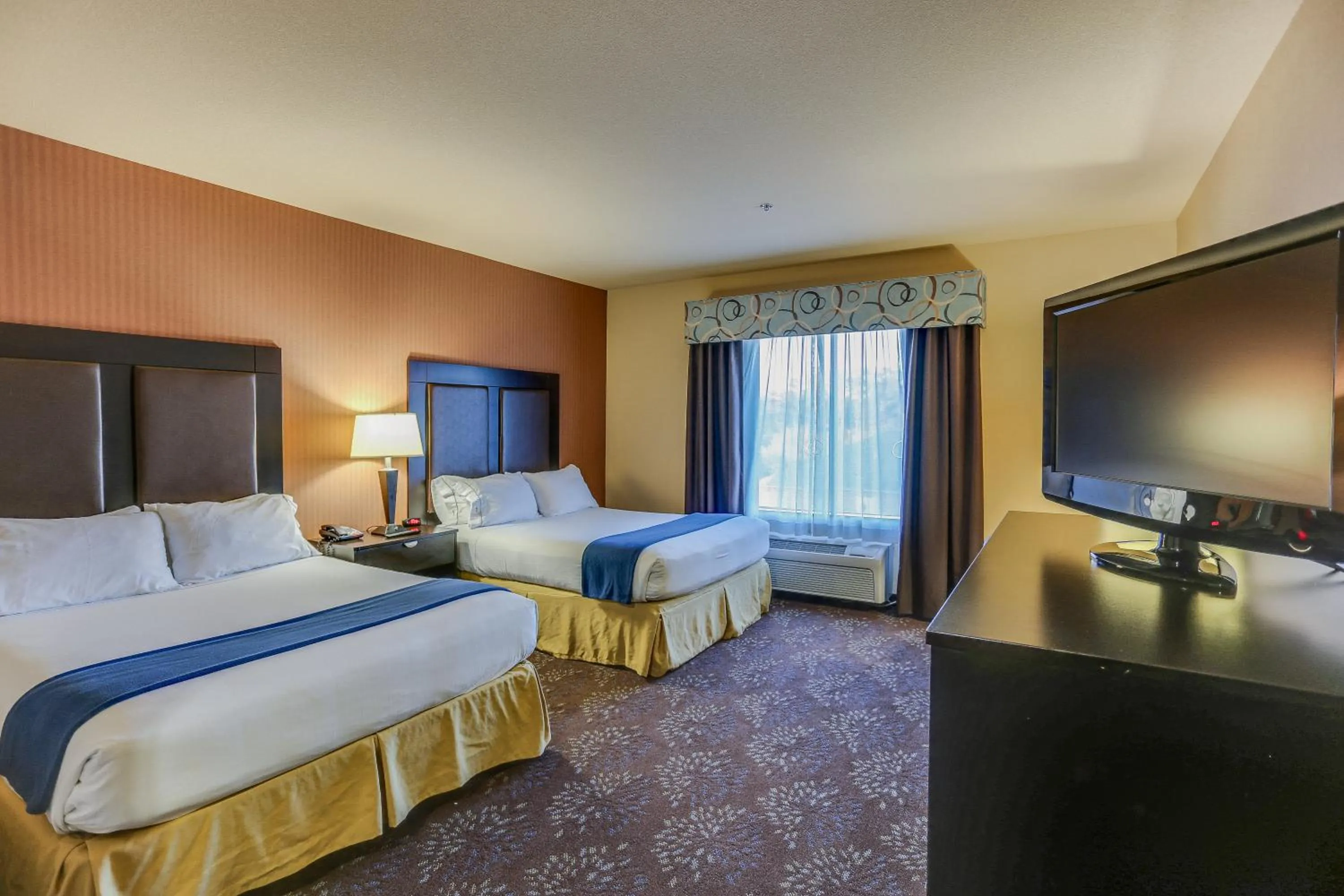 Photo of the whole room, Bed in Holiday Inn Express Hotel & Suites Huntsville by IHG