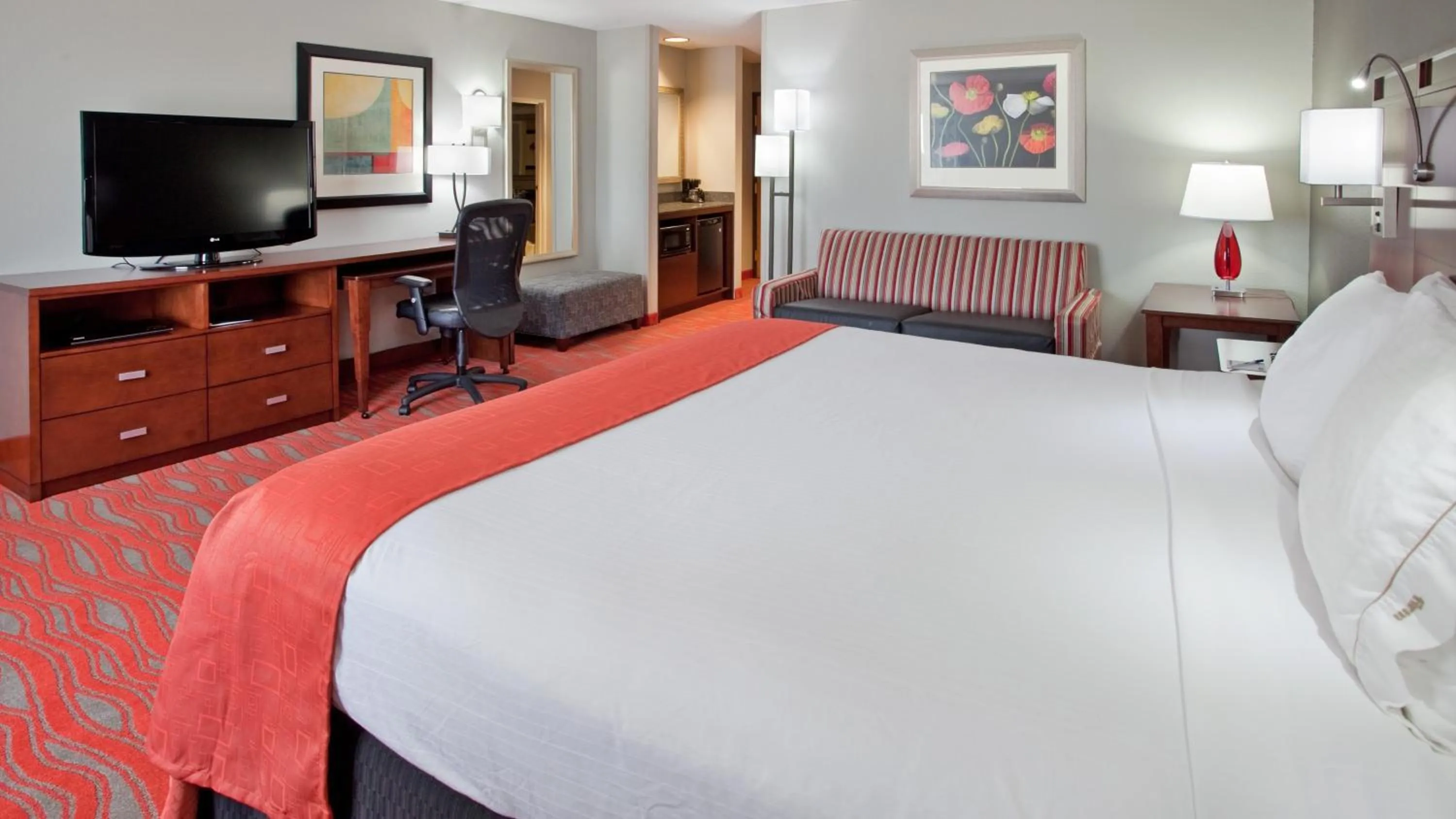 Photo of the whole room, Bed in Holiday Inn Express Kearney by IHG