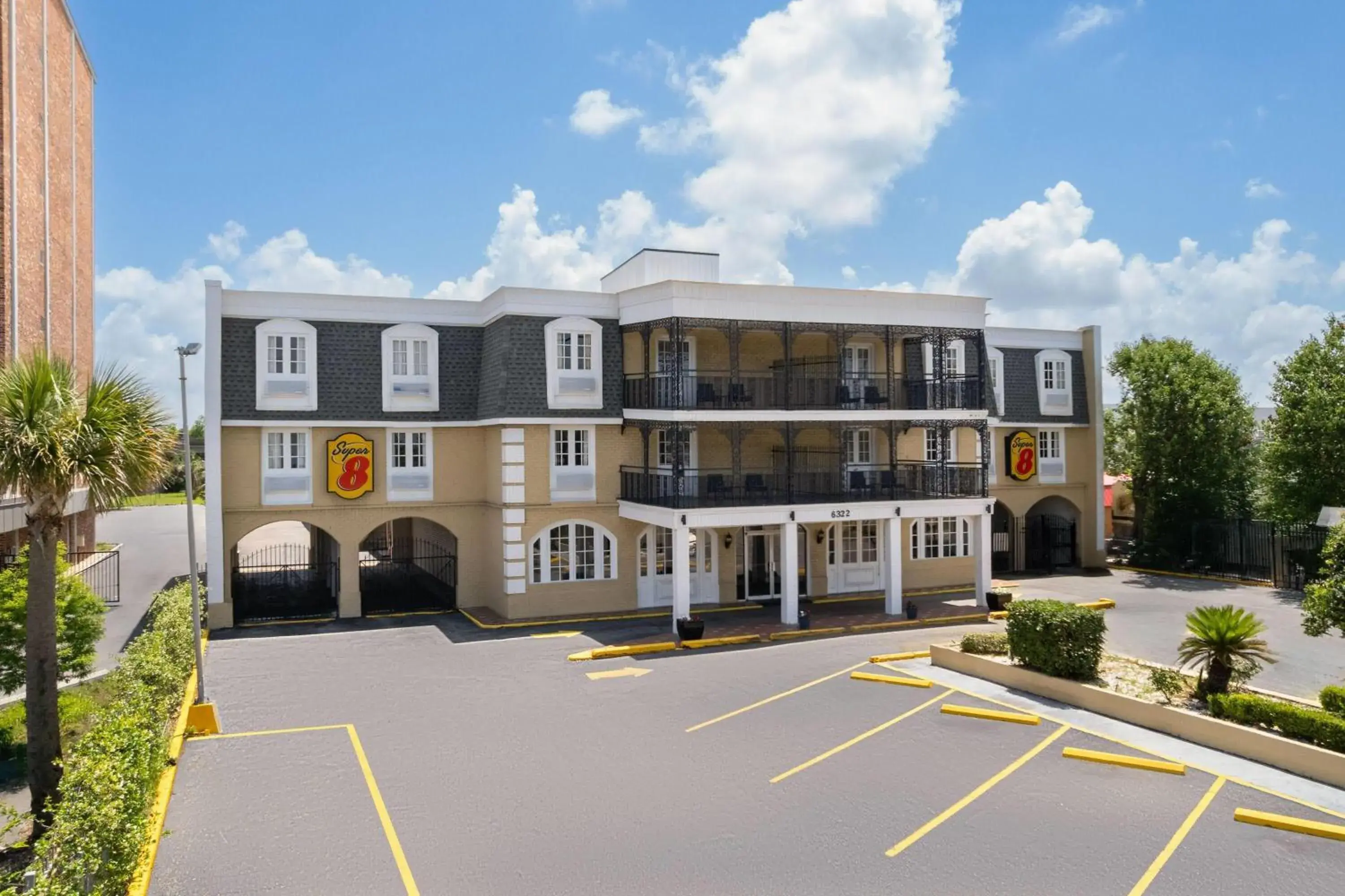 Property building in Super 8 by Wyndham New Orleans Property building in Super 8 by Wyndham New Orleans