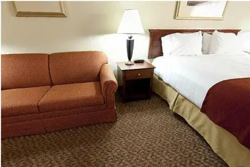 Seating area, Bed in Holiday Inn Express Breaux Bridge by IHG Seating area, Bed in Holiday Inn Express Breaux Bridge by IHG