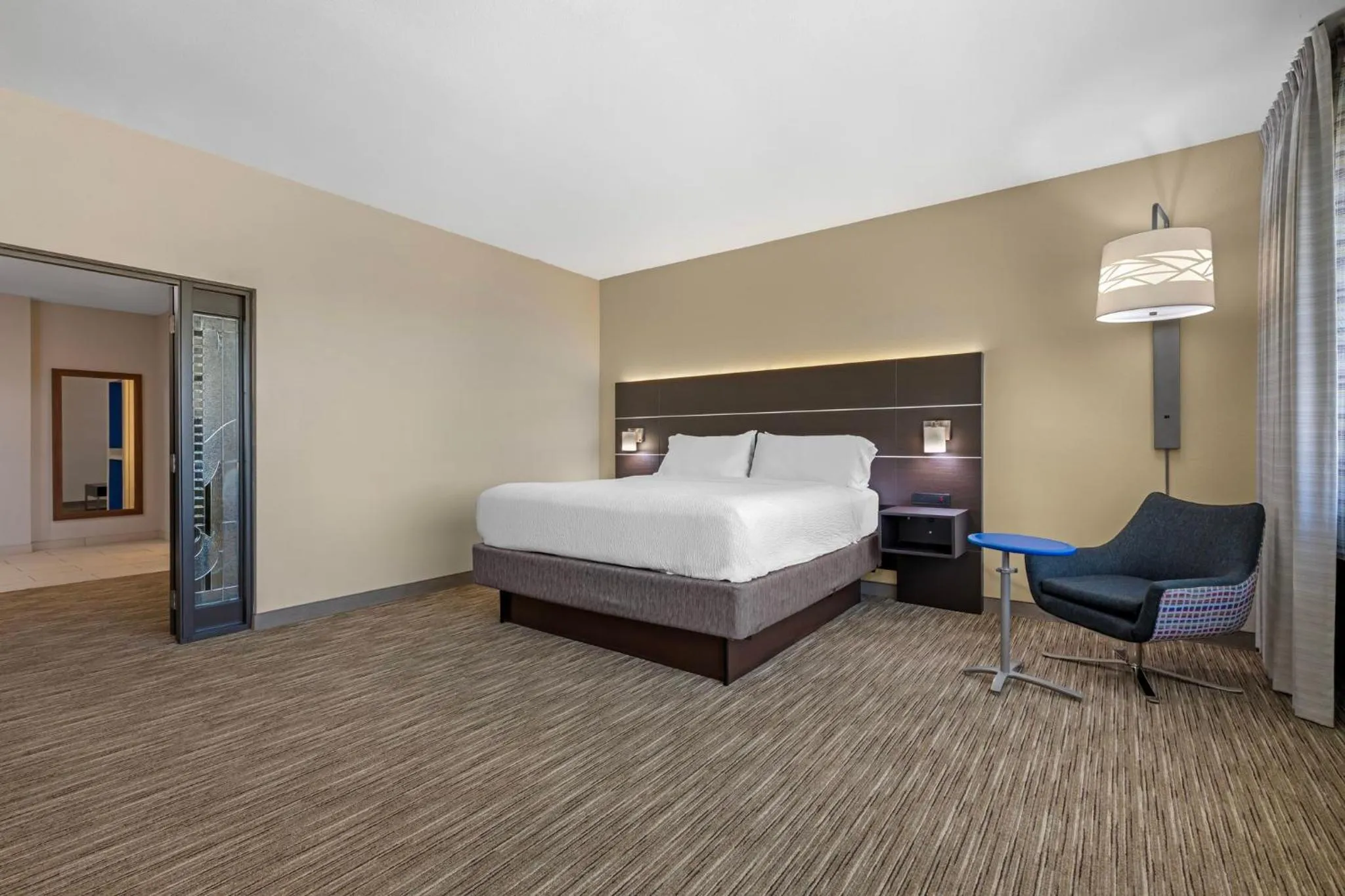 Photo of the whole room, Bed in Holiday Inn Express Hotel and Suites Fairfield-North by IHG