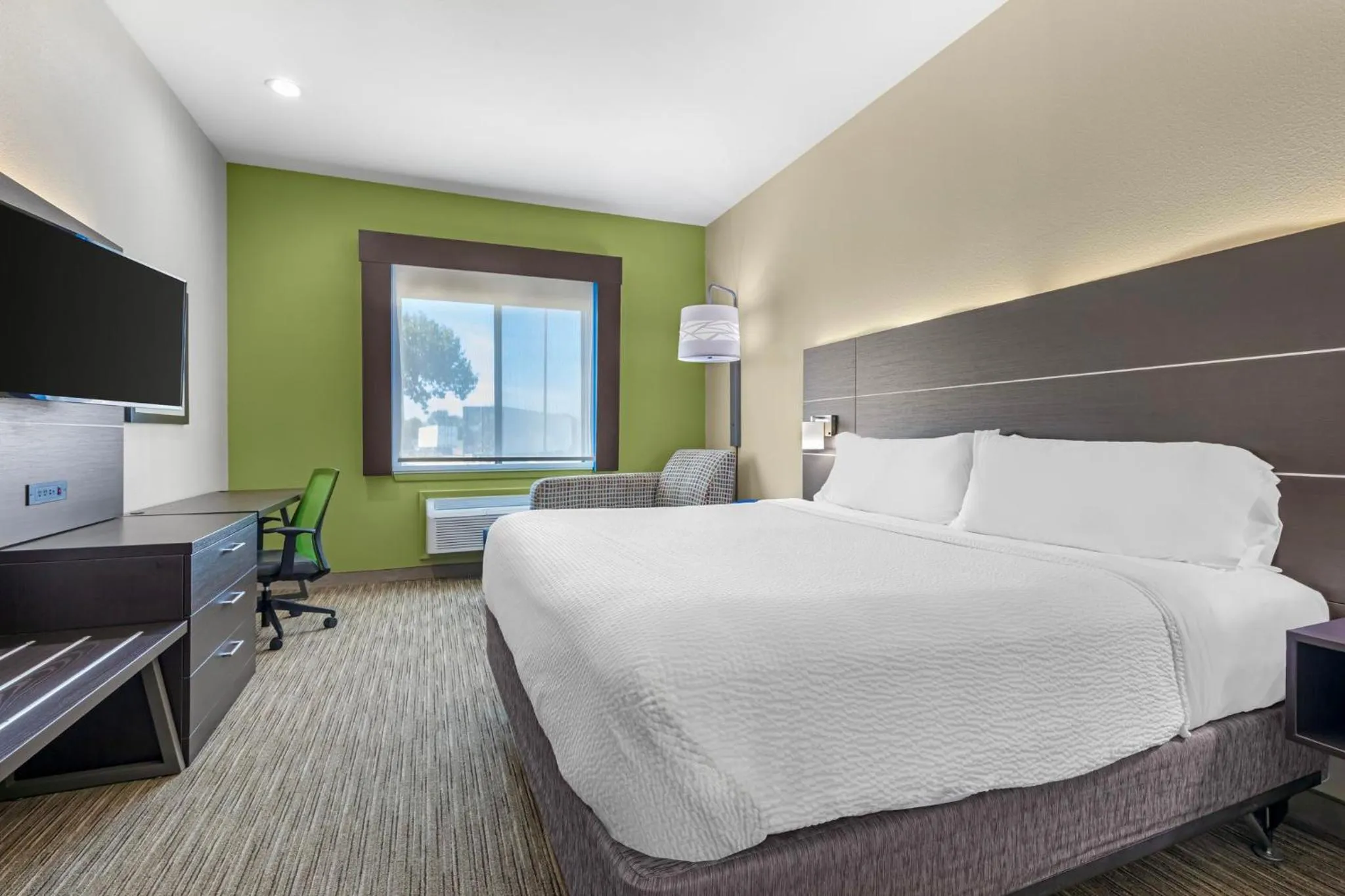 Photo of the whole room, Bed in Holiday Inn Express Hotel and Suites Fairfield-North by IHG