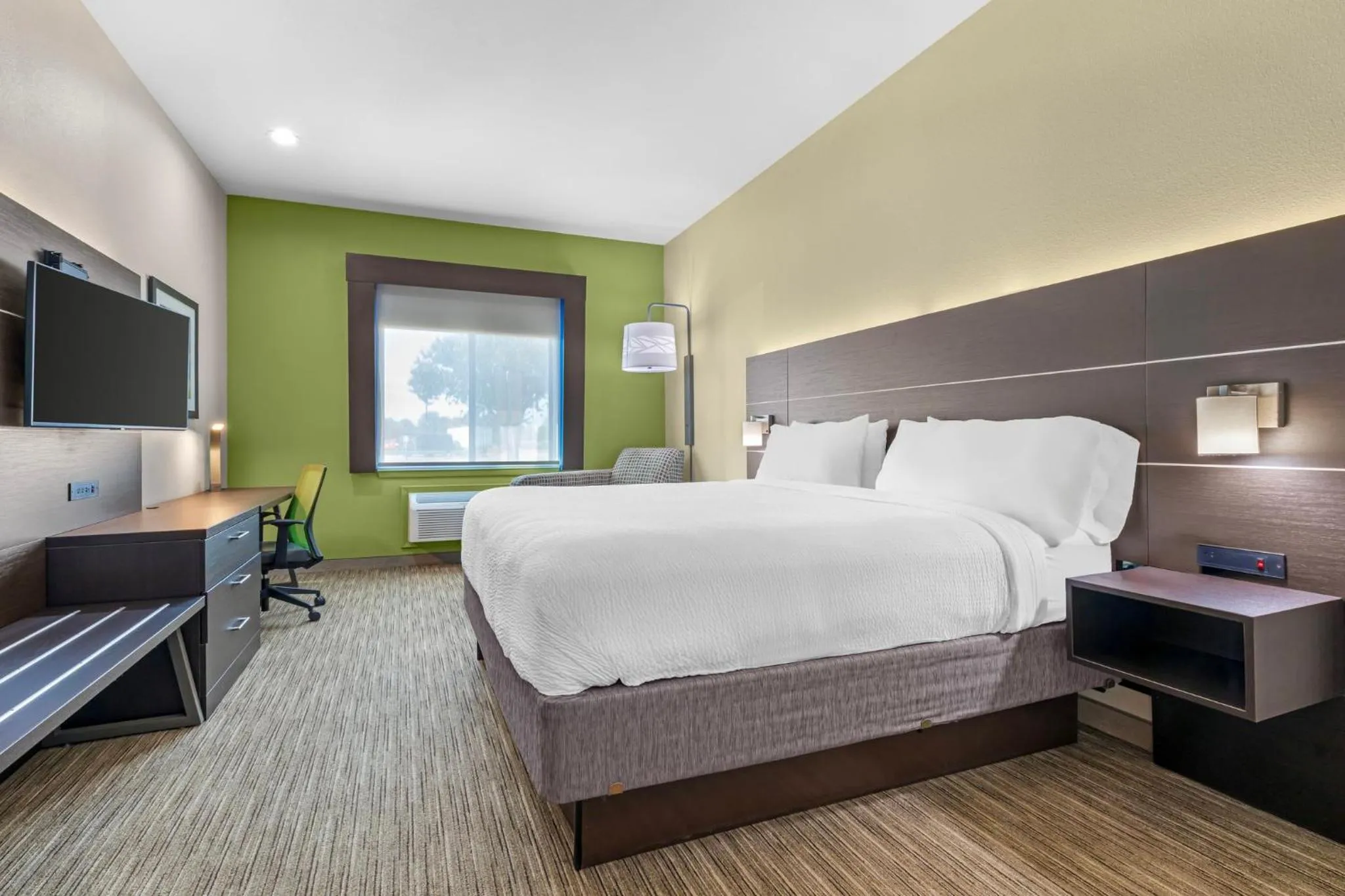 Photo of the whole room, Bed in Holiday Inn Express Hotel and Suites Fairfield-North by IHG