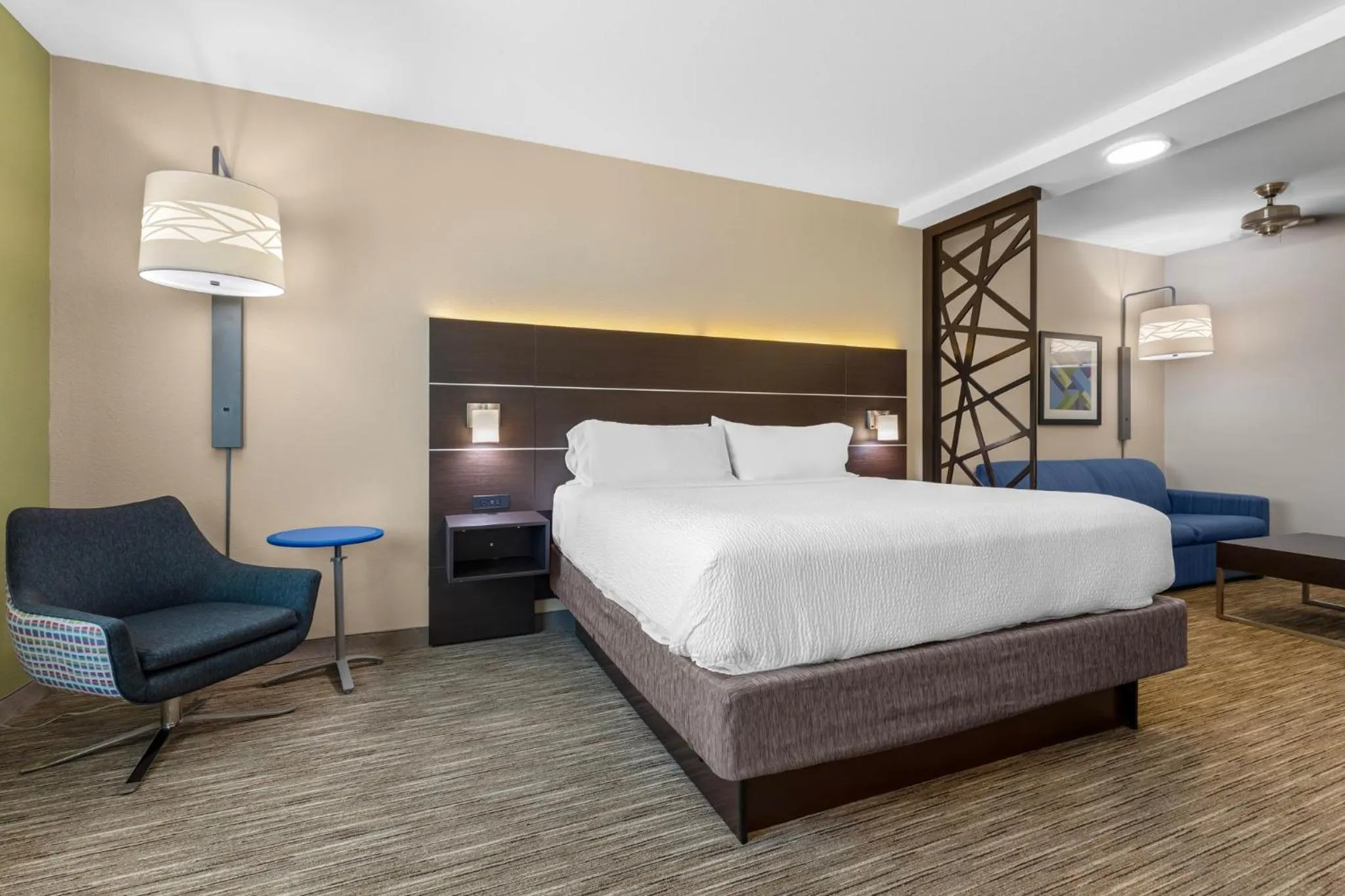 Photo of the whole room, Bed in Holiday Inn Express Hotel and Suites Fairfield-North by IHG