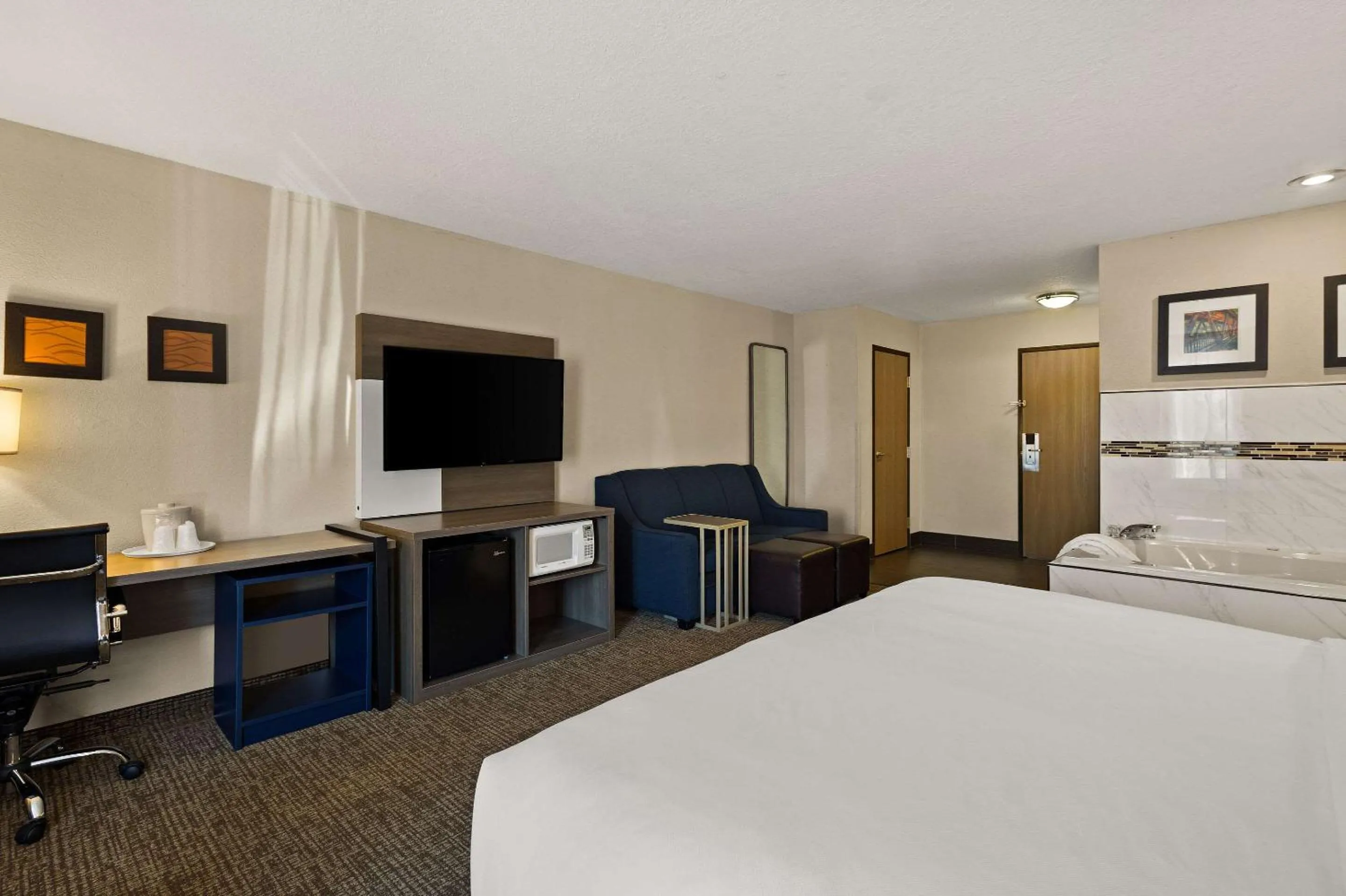 Bedroom, Bed in Comfort Inn Huntington Near University