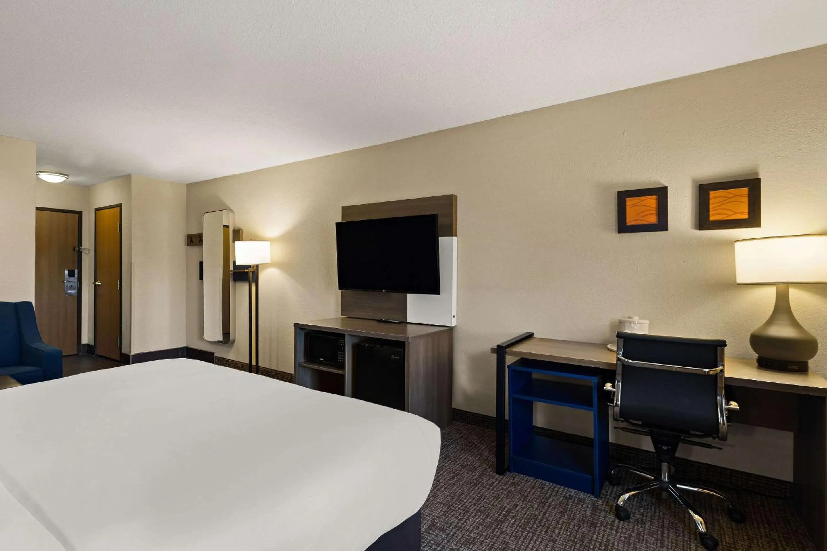 Bedroom, Bed in Comfort Inn Huntington Near University