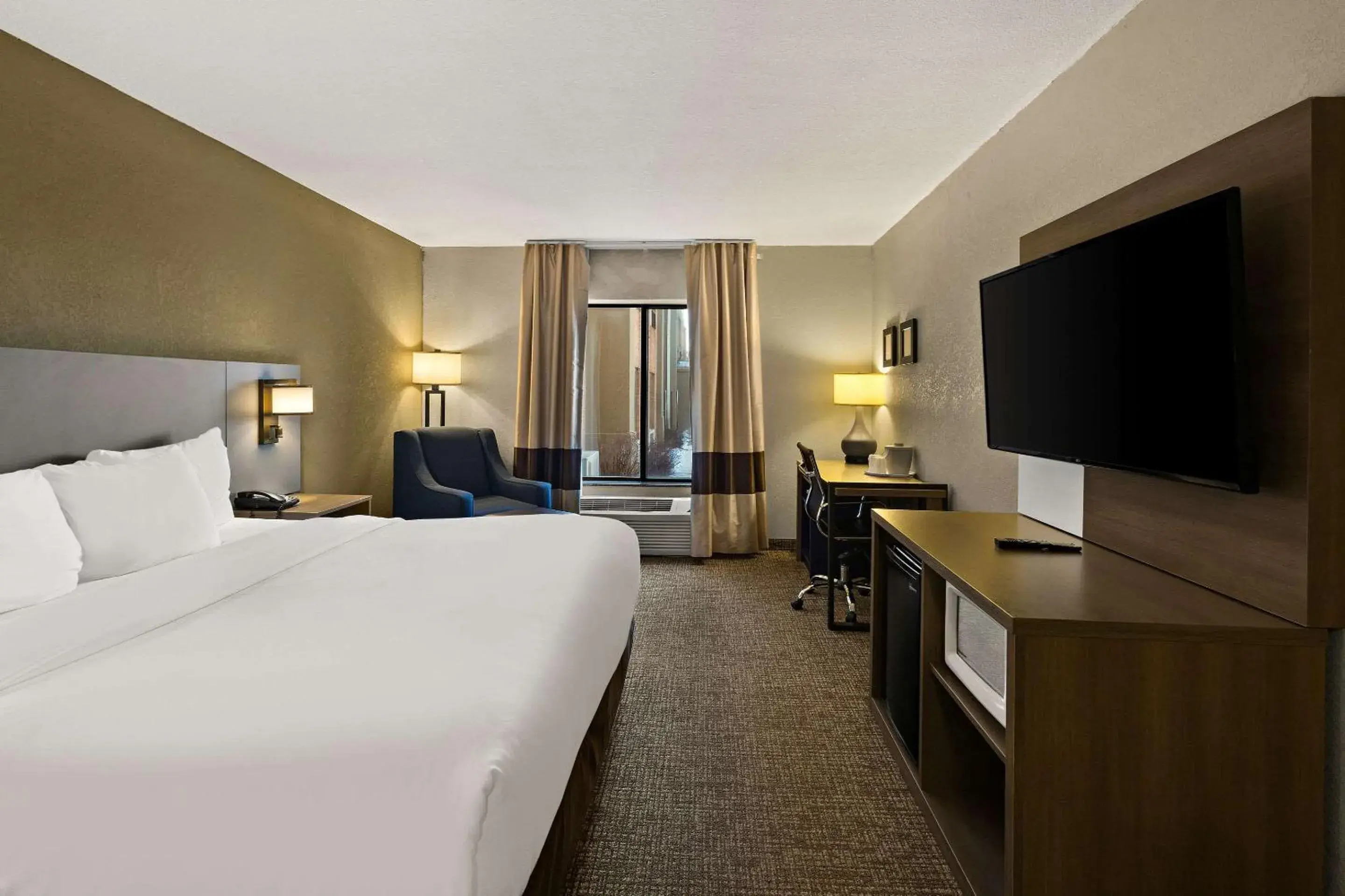 Bedroom, Bed in Comfort Inn Huntington Near University Bedroom, Bed in Comfort Inn Huntington Near University