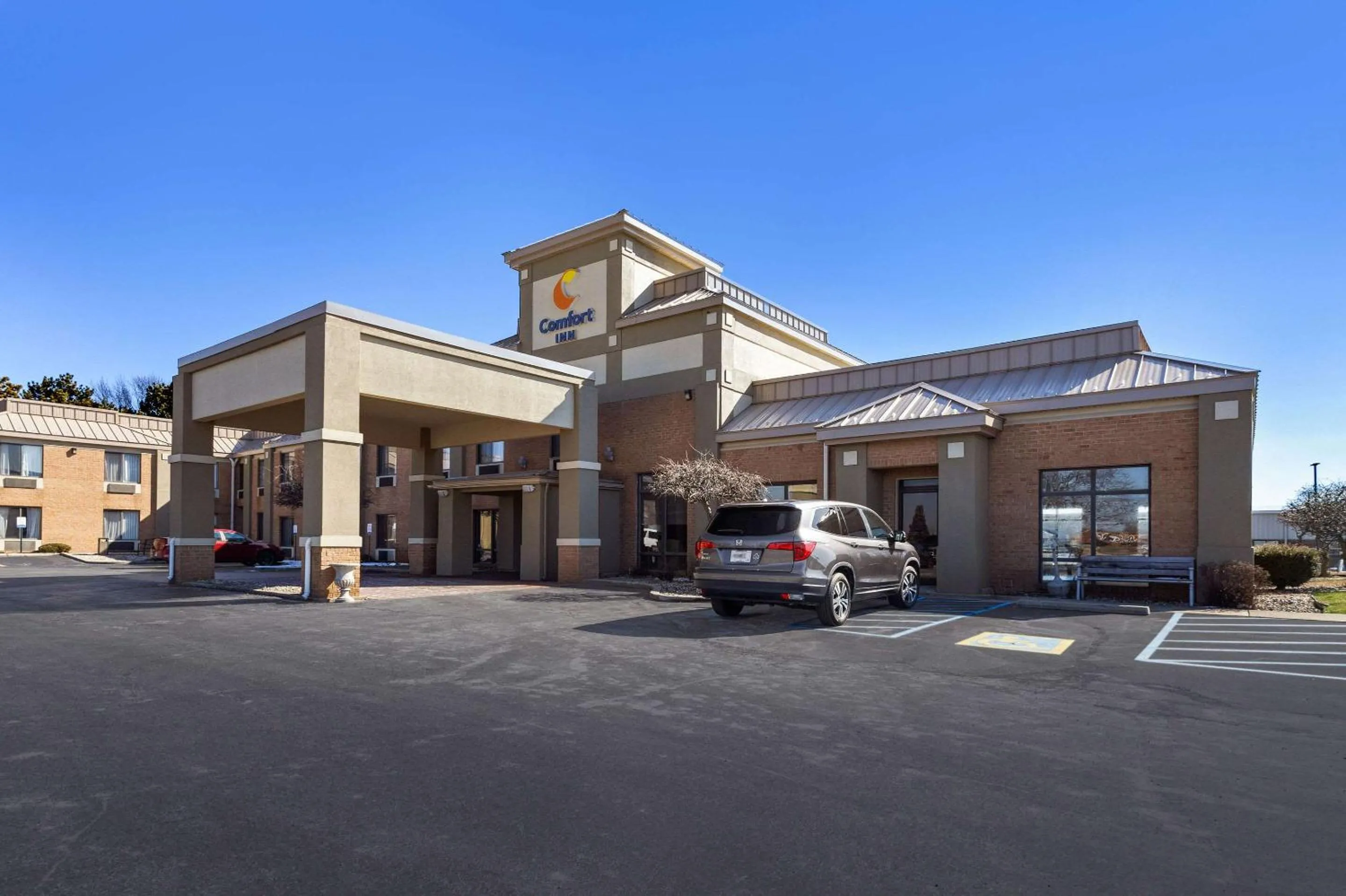 Property building in Comfort Inn Huntington Near University