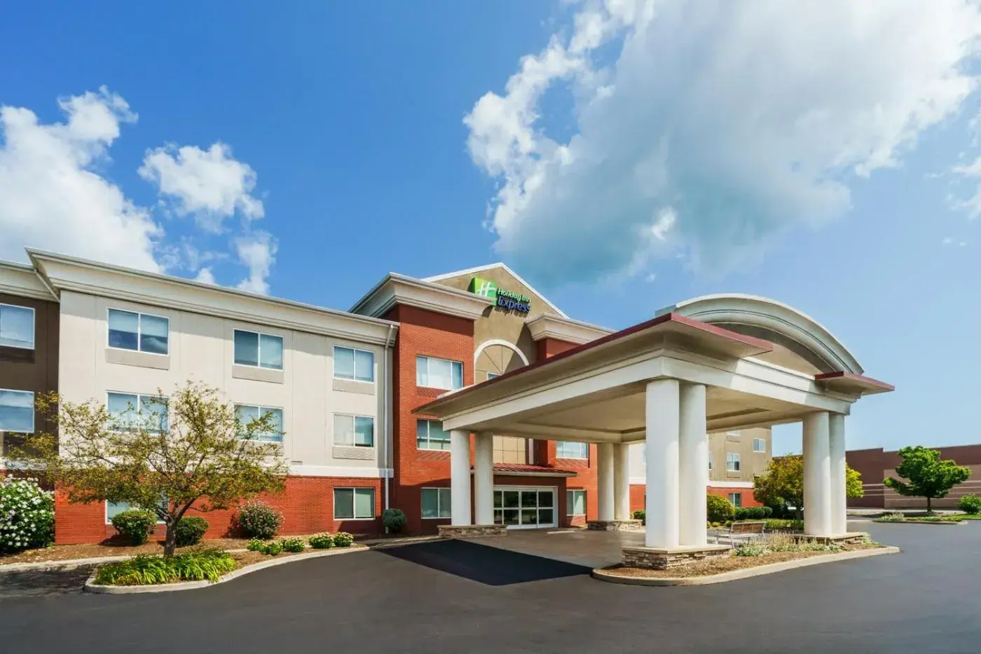 Property building in Holiday Inn Express Irondequoit by IHG Property building in Holiday Inn Express Irondequoit by IHG