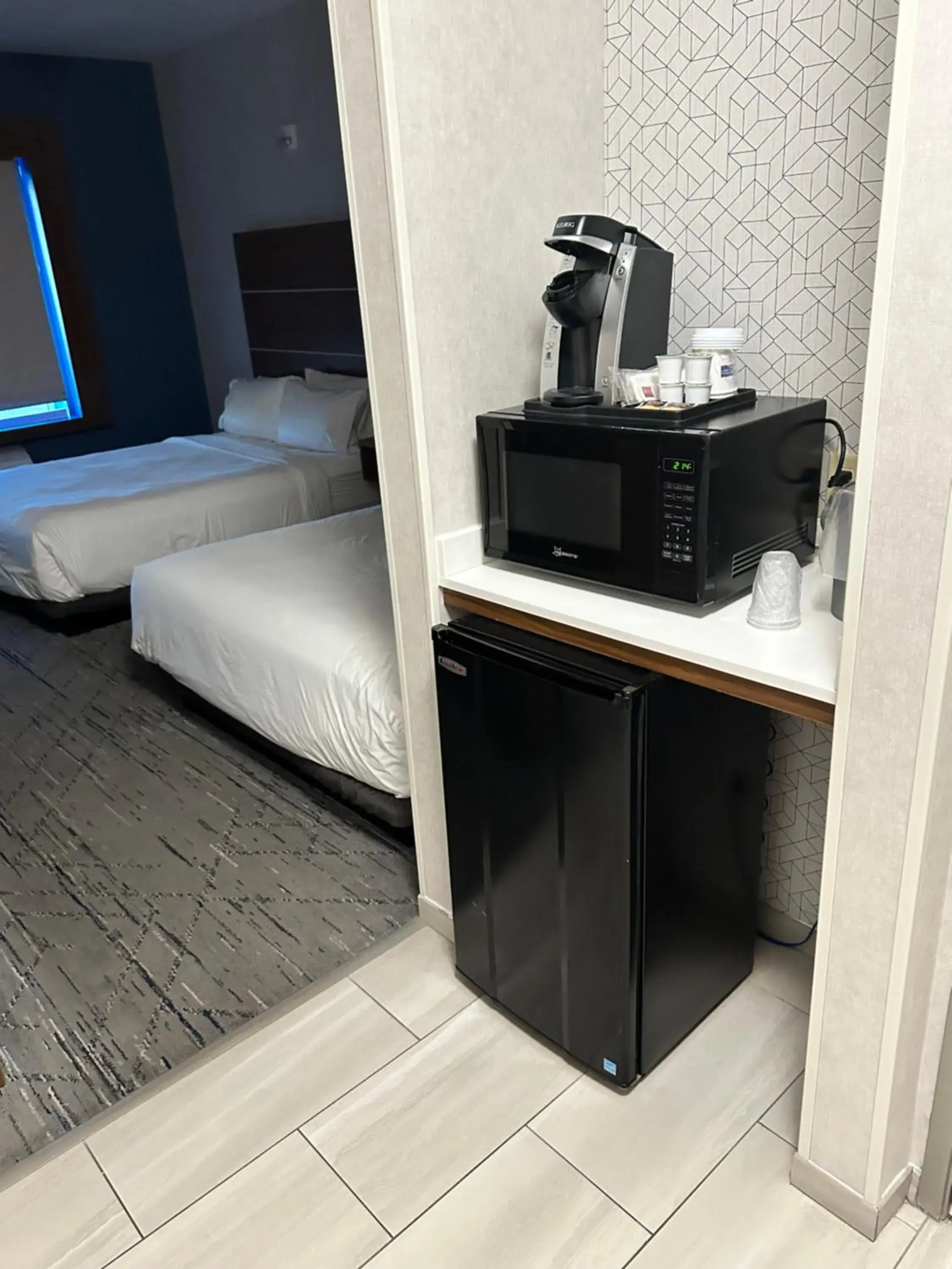 Coffee/tea facilities, Bed in Holiday Inn Express Irondequoit by IHG Coffee/tea facilities, Bed in Holiday Inn Express Irondequoit by IHG