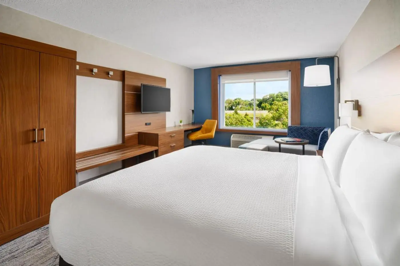 Bed in Holiday Inn Express Irondequoit by IHG Bed in Holiday Inn Express Irondequoit by IHG