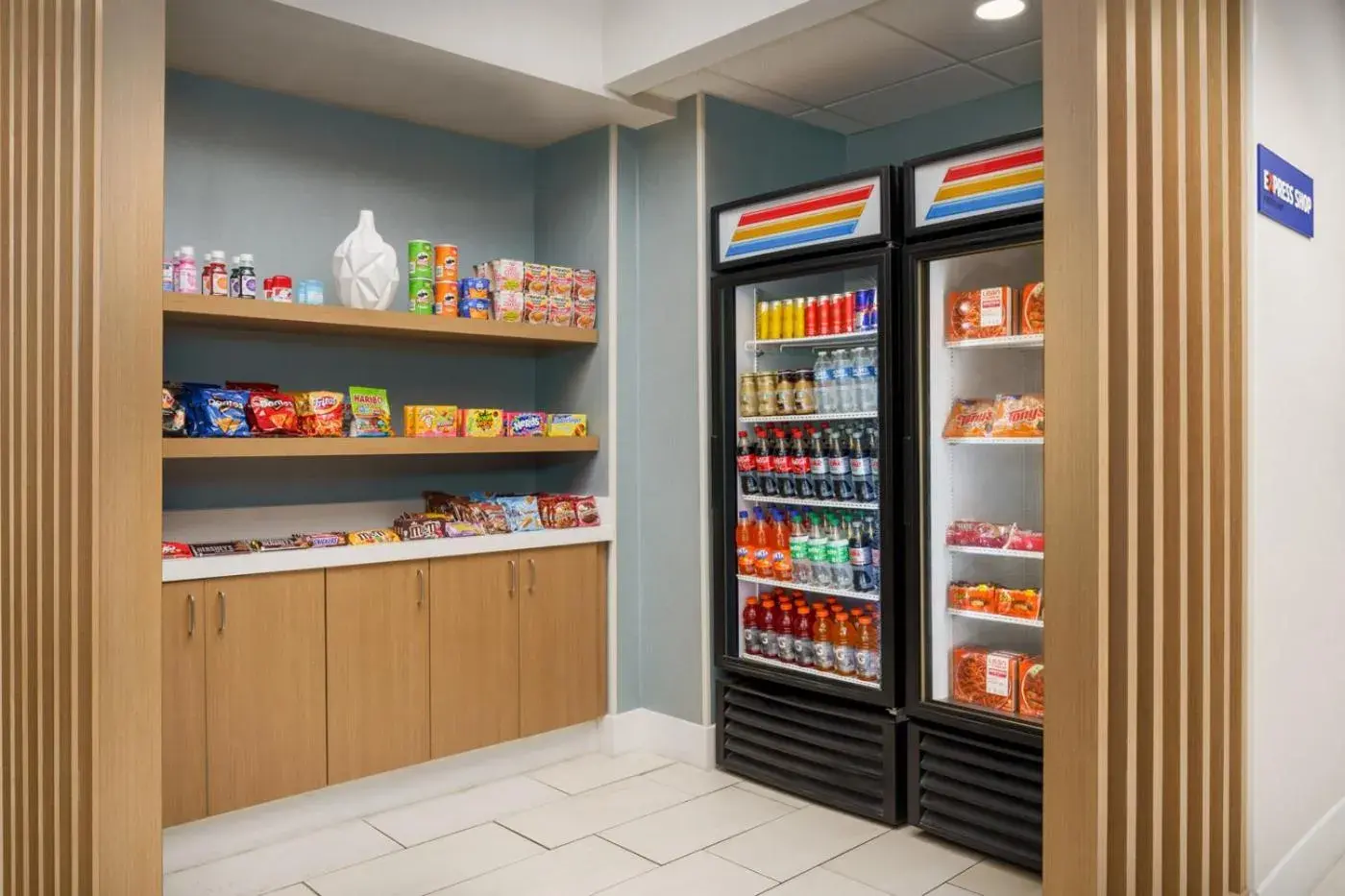 Food and drinks in Holiday Inn Express Irondequoit by IHG Food and drinks in Holiday Inn Express Irondequoit by IHG