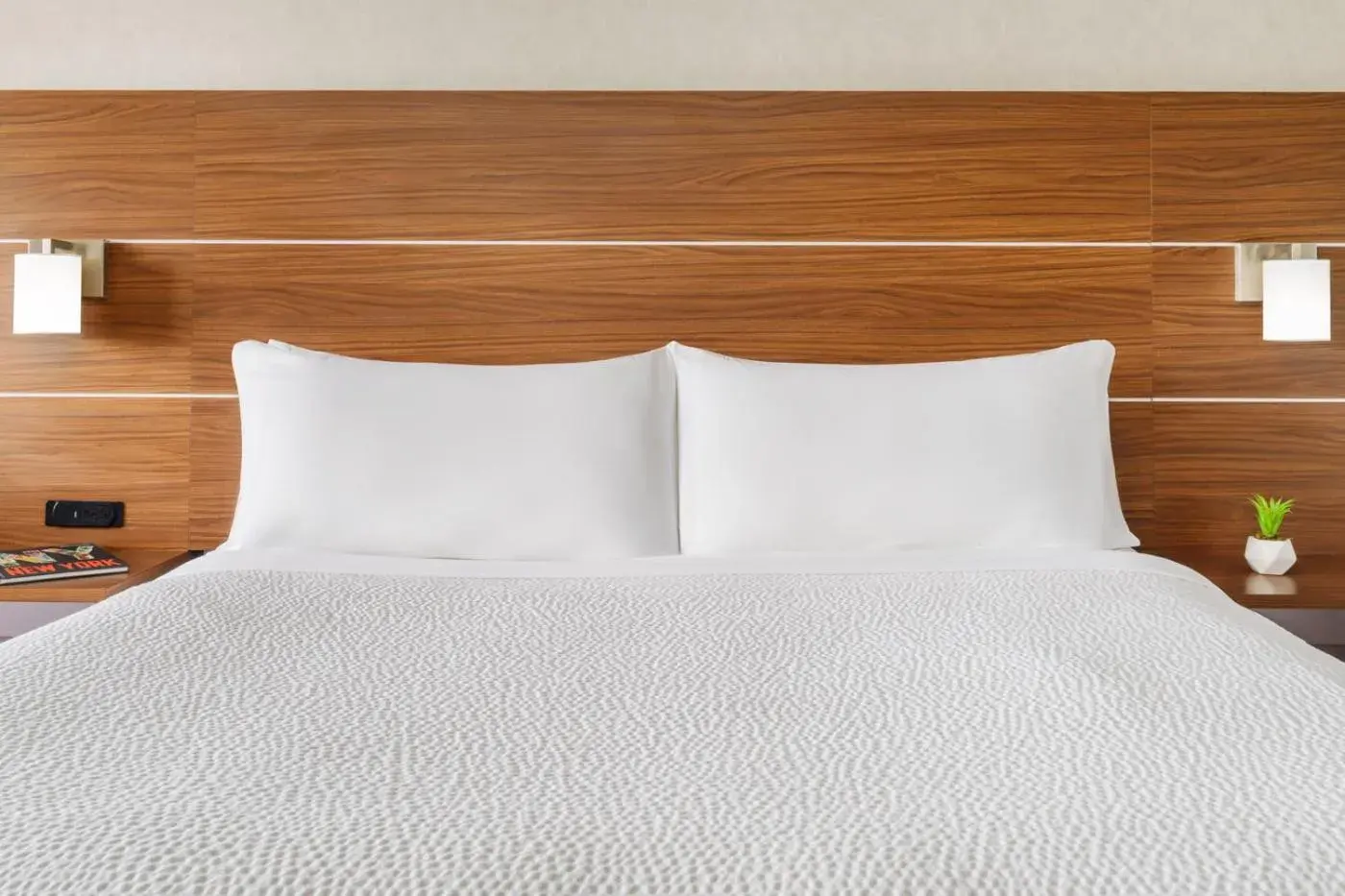 Bed in Holiday Inn Express Irondequoit by IHG Bed in Holiday Inn Express Irondequoit by IHG