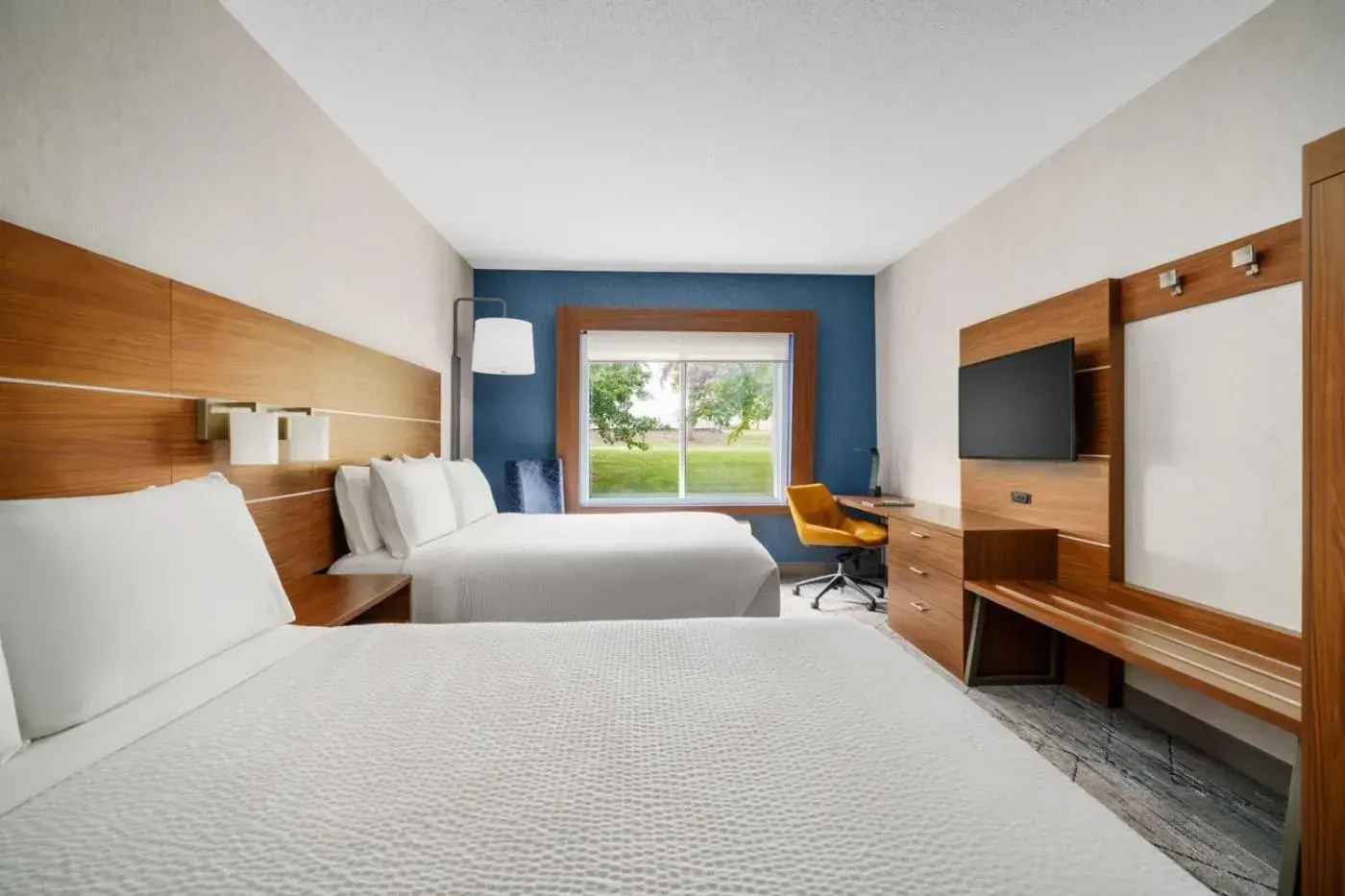 Bed in Holiday Inn Express Irondequoit by IHG Bed in Holiday Inn Express Irondequoit by IHG