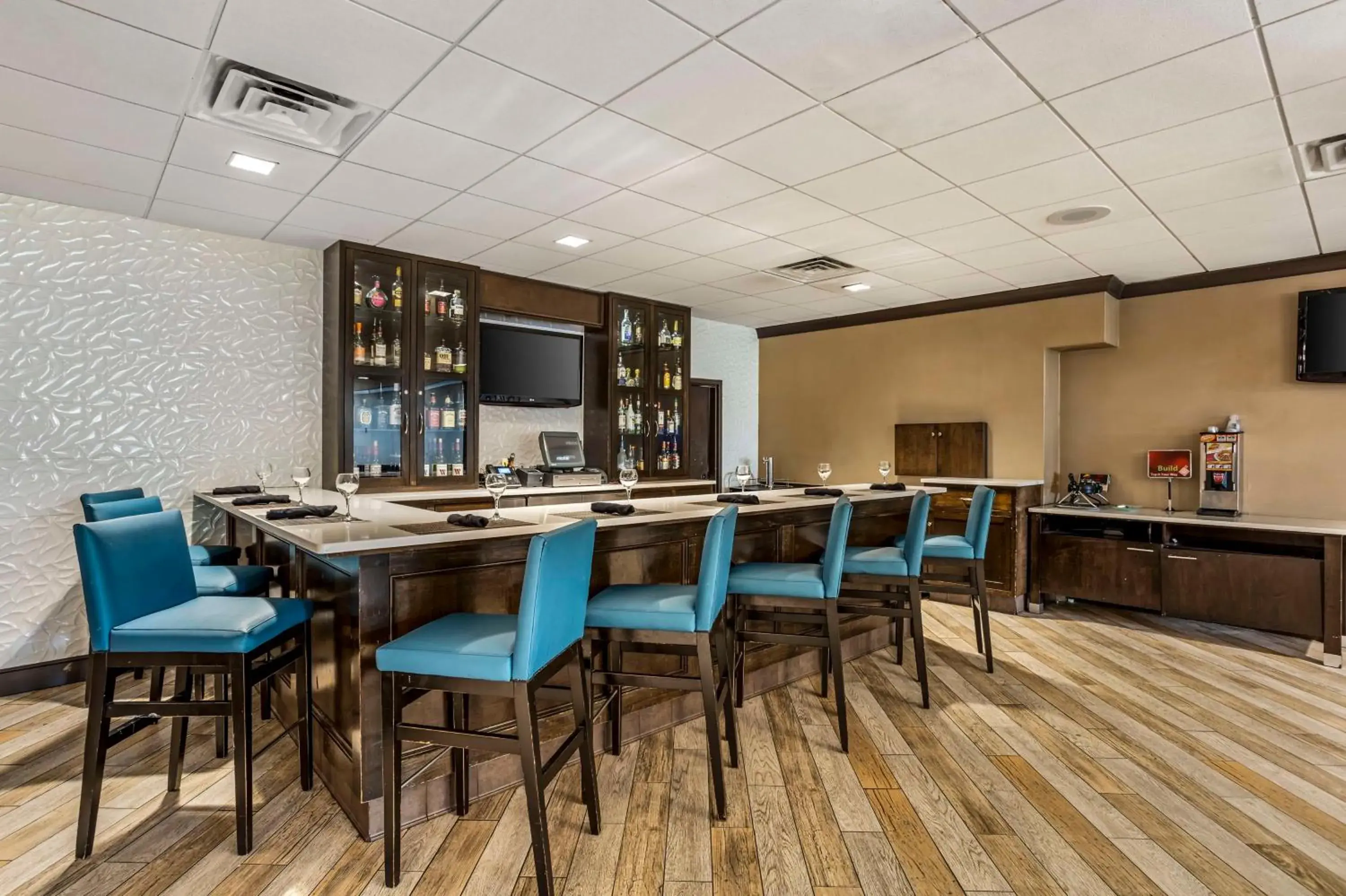 Lounge or bar in Best Western Plus Kingston Hotel and Conference Center Lounge or bar in Best Western Plus Kingston Hotel and Conference Center