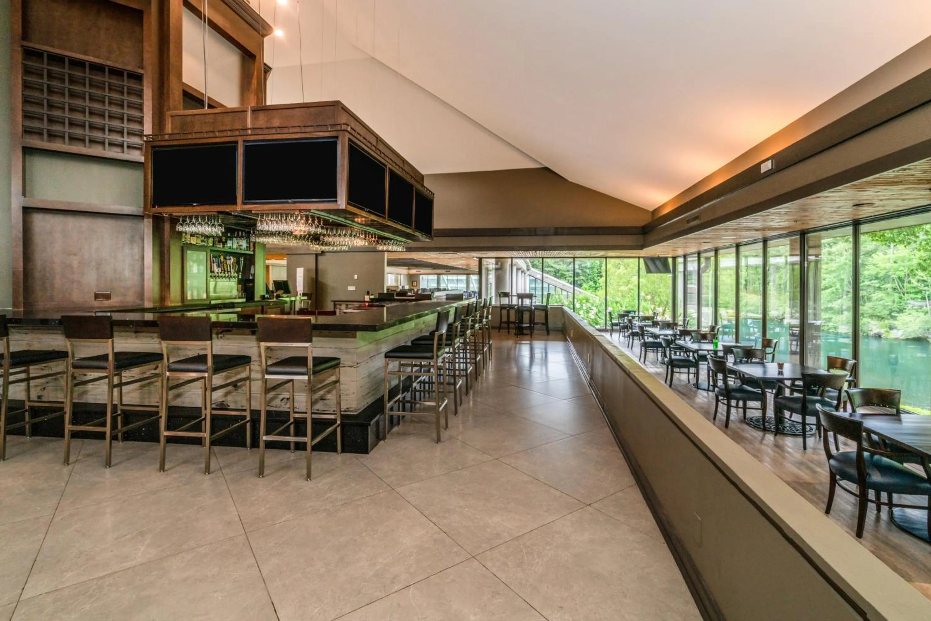 Lounge or bar in Crowne Plaza Atlanta SW - Peachtree City by IHG