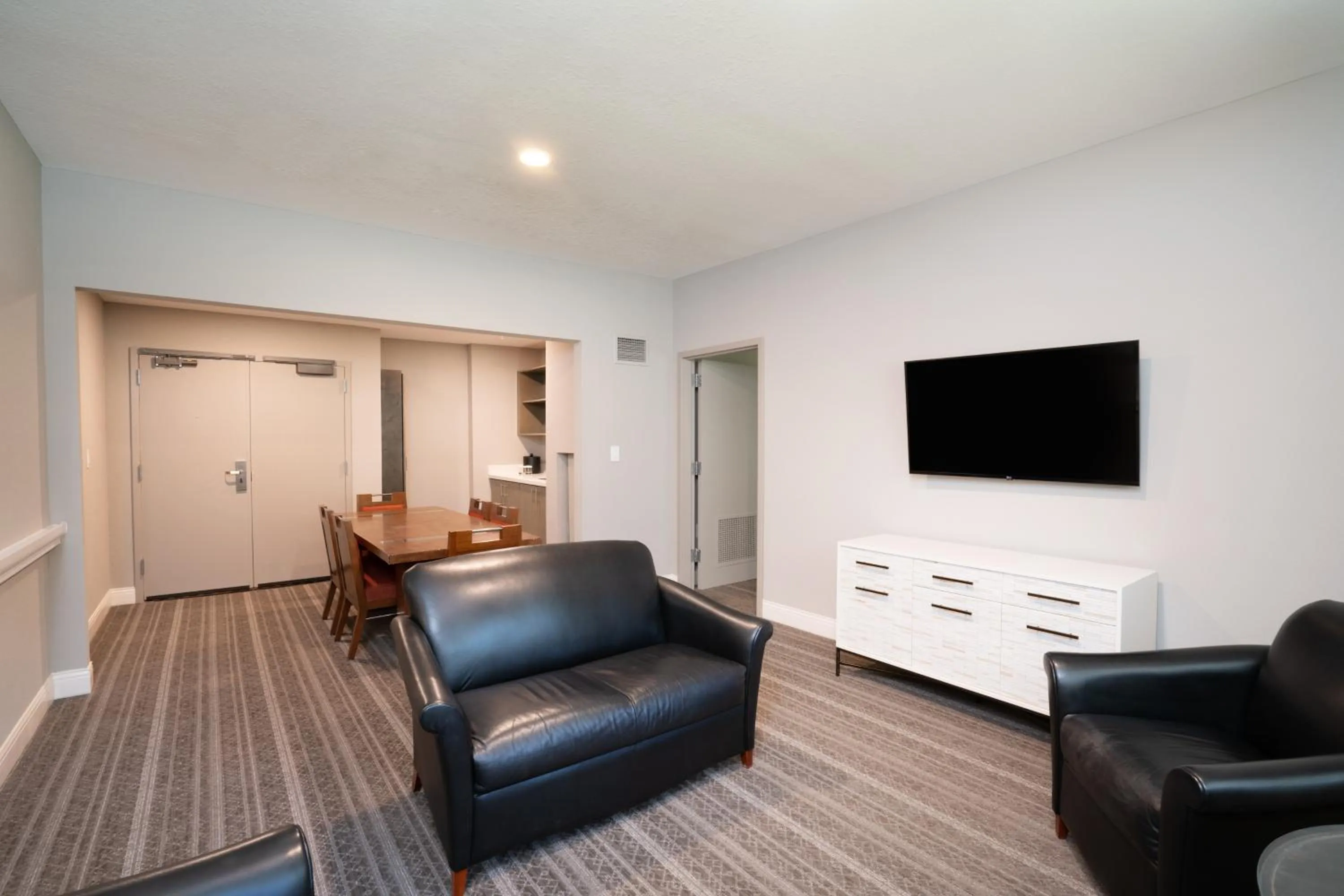 Seating area in Crowne Plaza Atlanta SW - Peachtree City by IHG