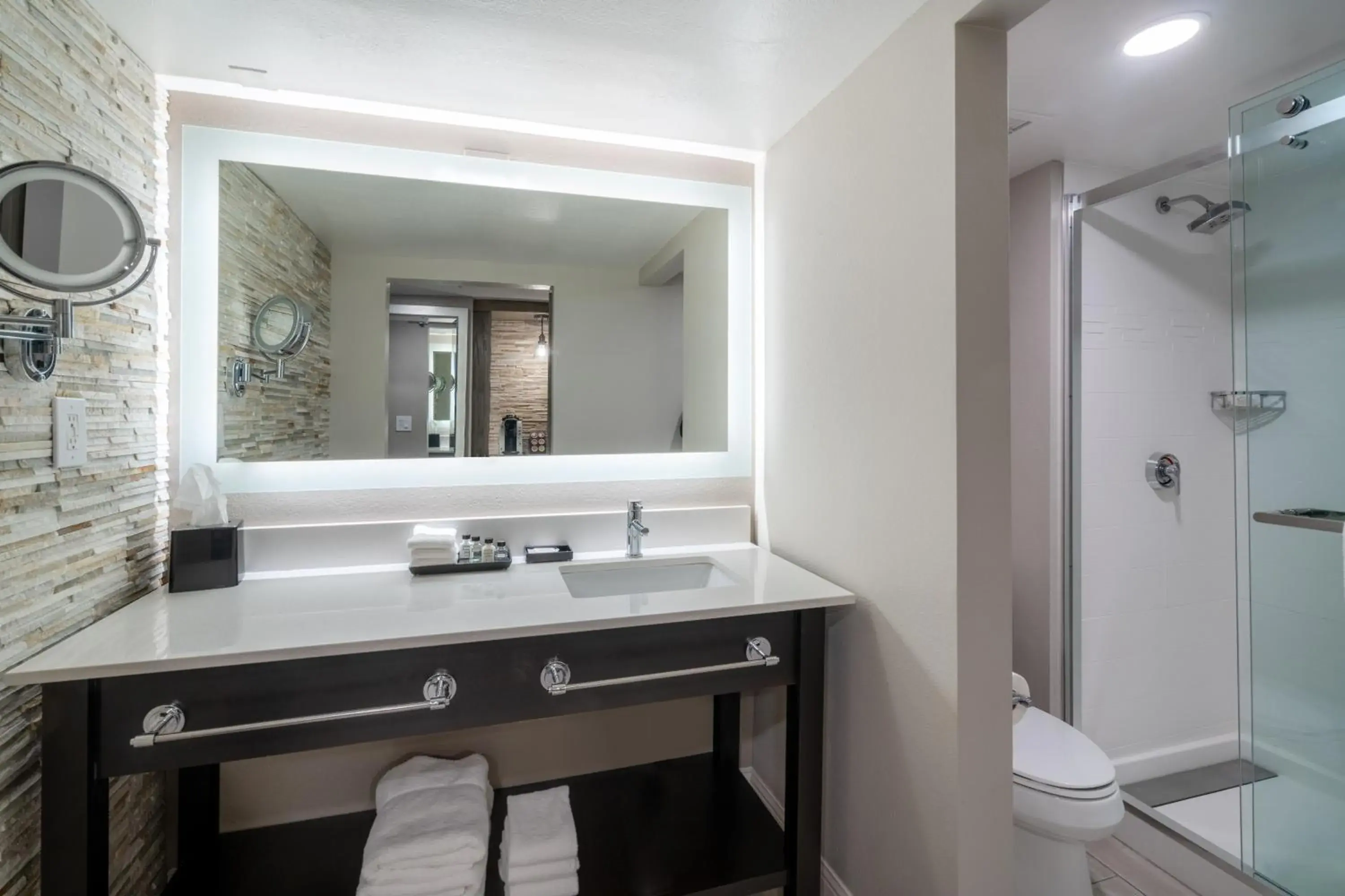 Standard King Room with Lake View in Crowne Plaza Atlanta SW - Peachtree City by IHG Standard King Room with Lake View in Crowne Plaza Atlanta SW - Peachtree City by IHG