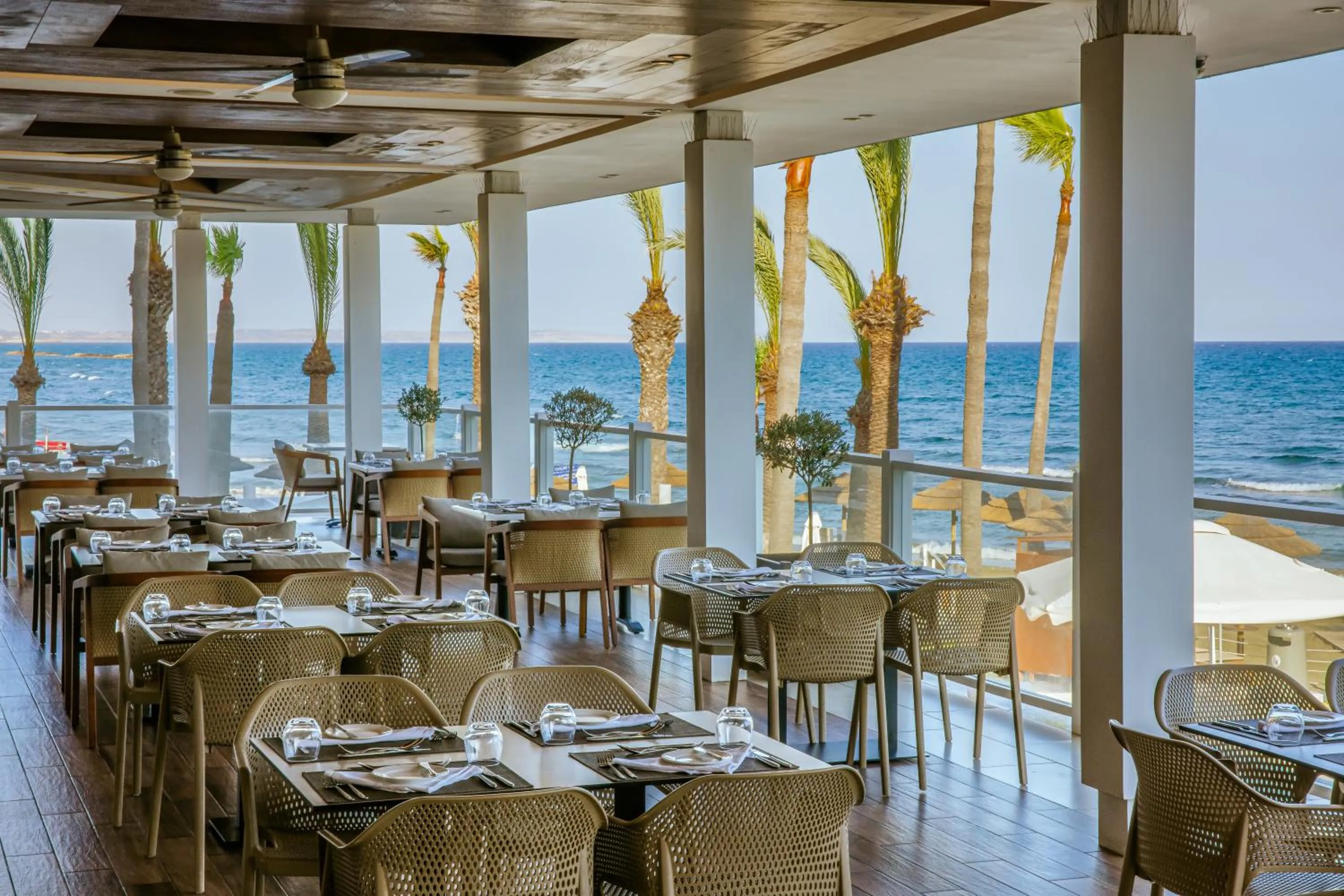 Restaurant/places to eat in Golden Bay Beach Hotel