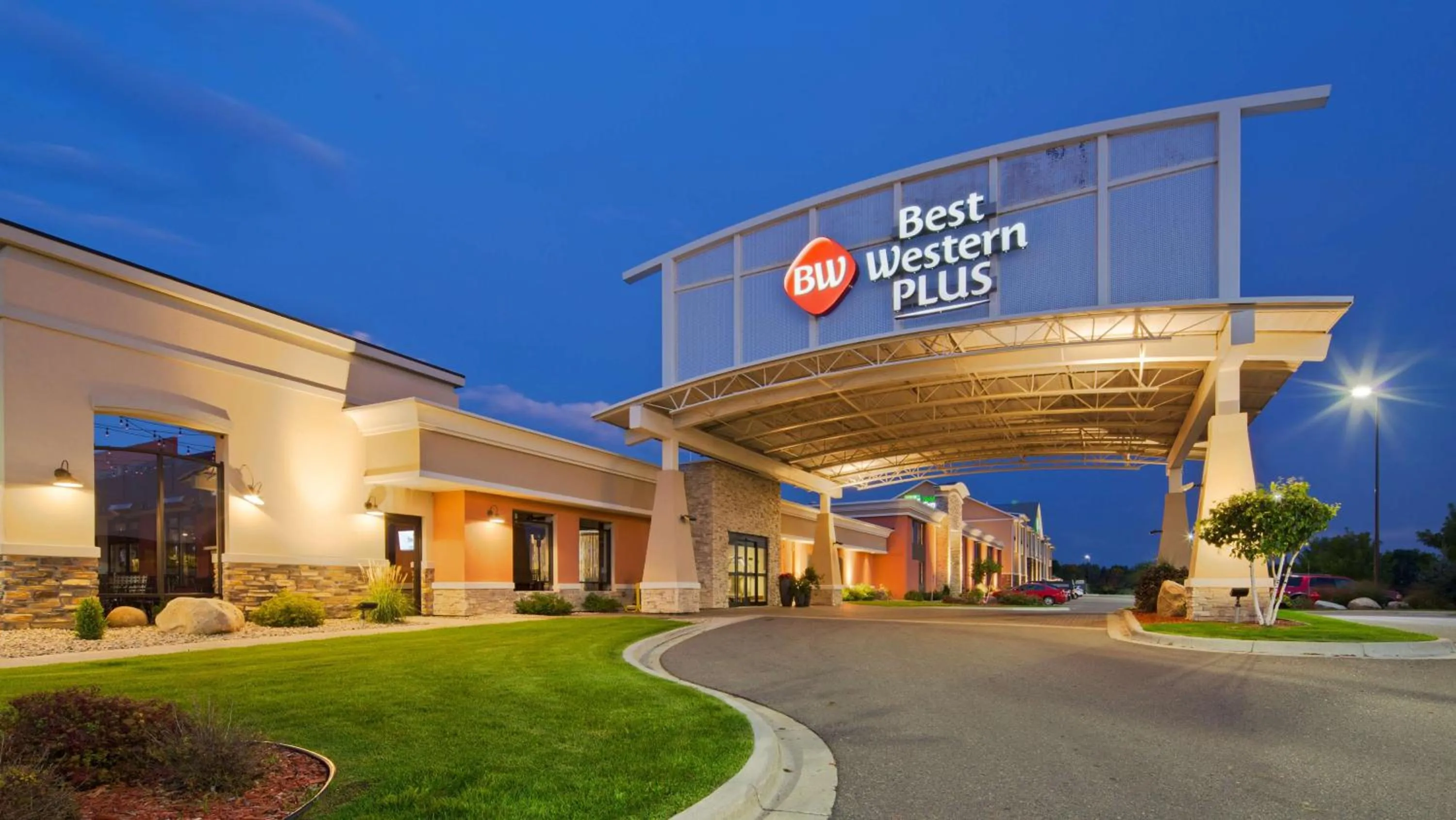 Property building in Best Western Plus Willmar