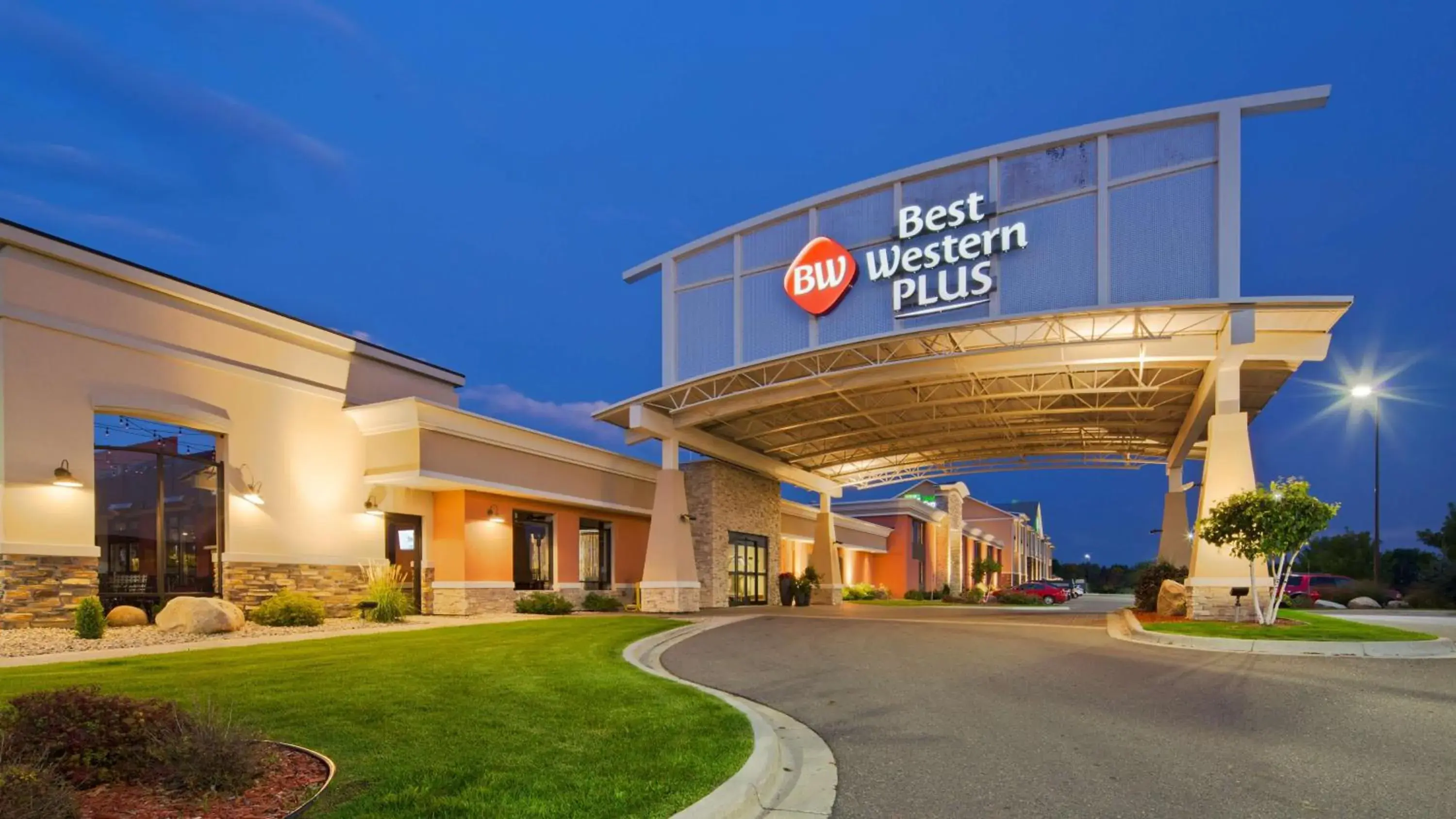 Property building in Best Western Plus Willmar Property building in Best Western Plus Willmar