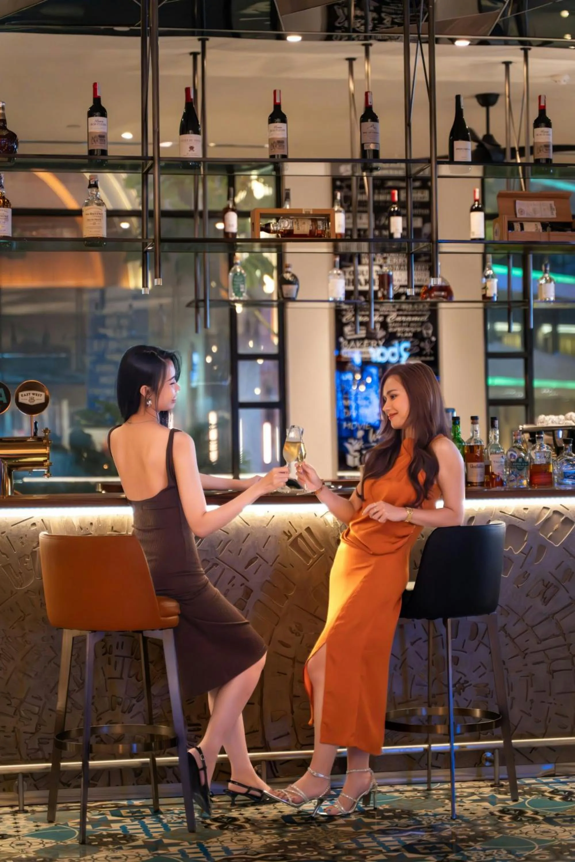 Lounge or bar in Renaissance Riverside Hotel Saigon