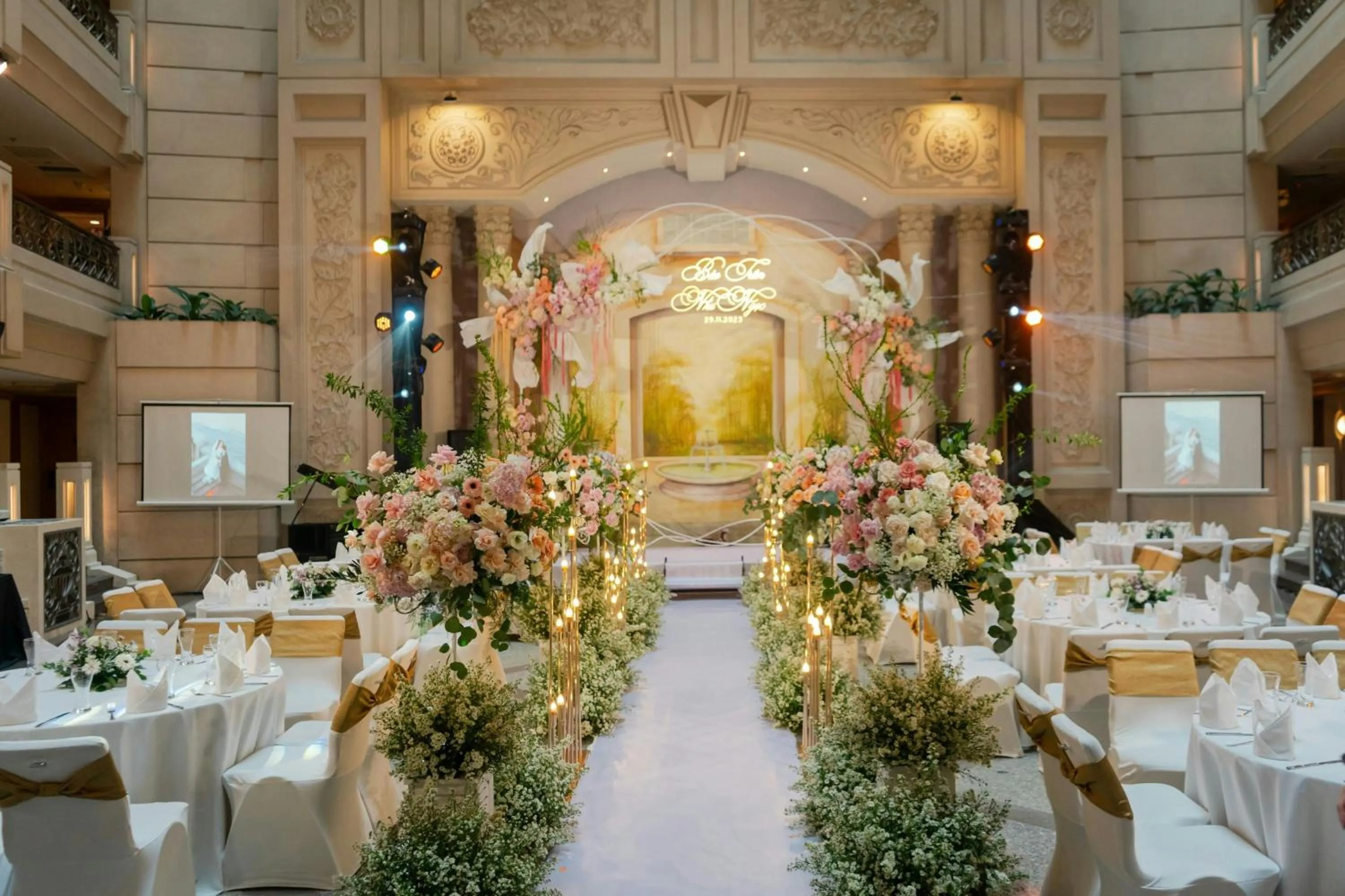 Lounge or bar in Renaissance Riverside Hotel Saigon