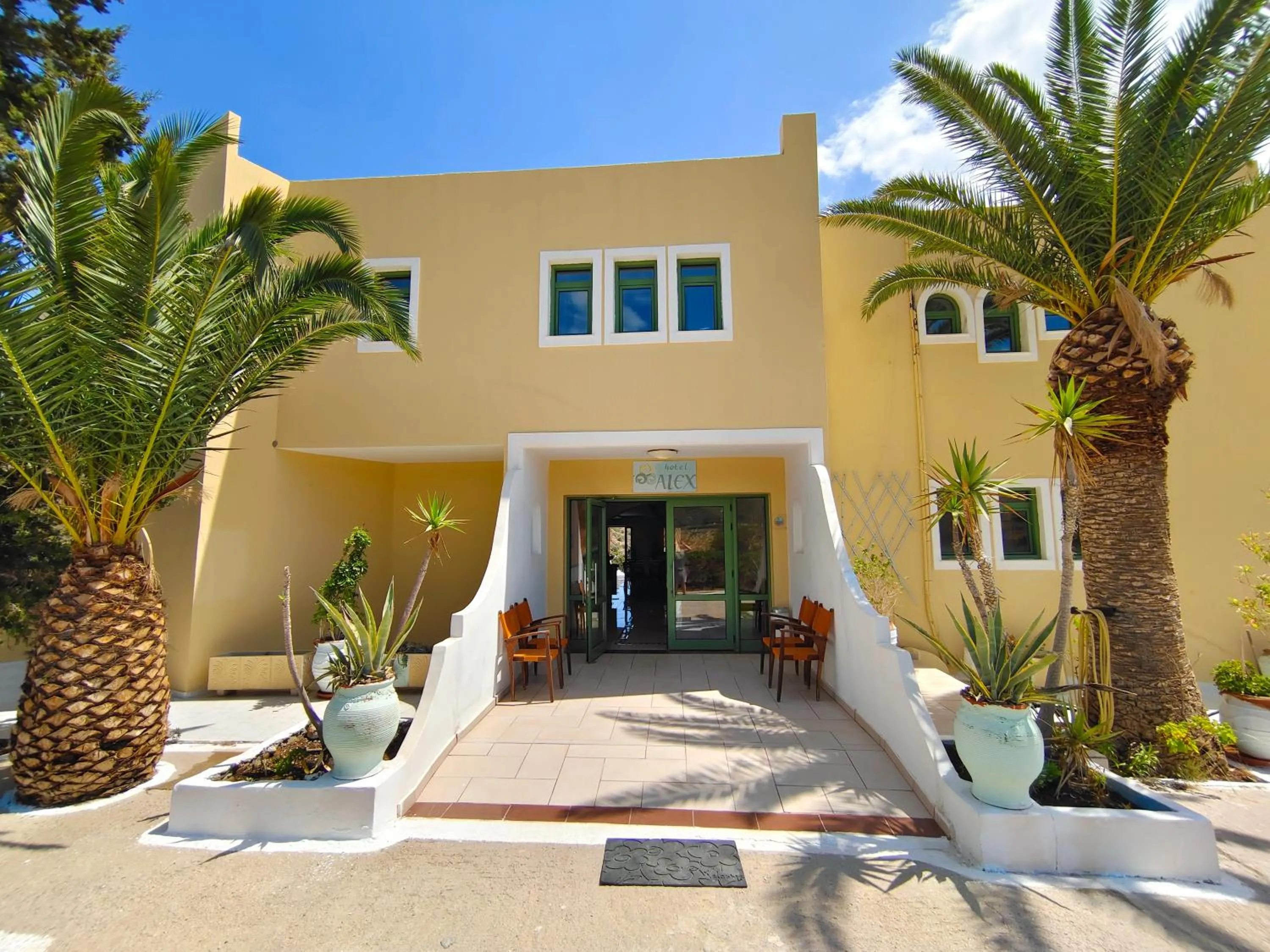 Facade/entrance in Alex