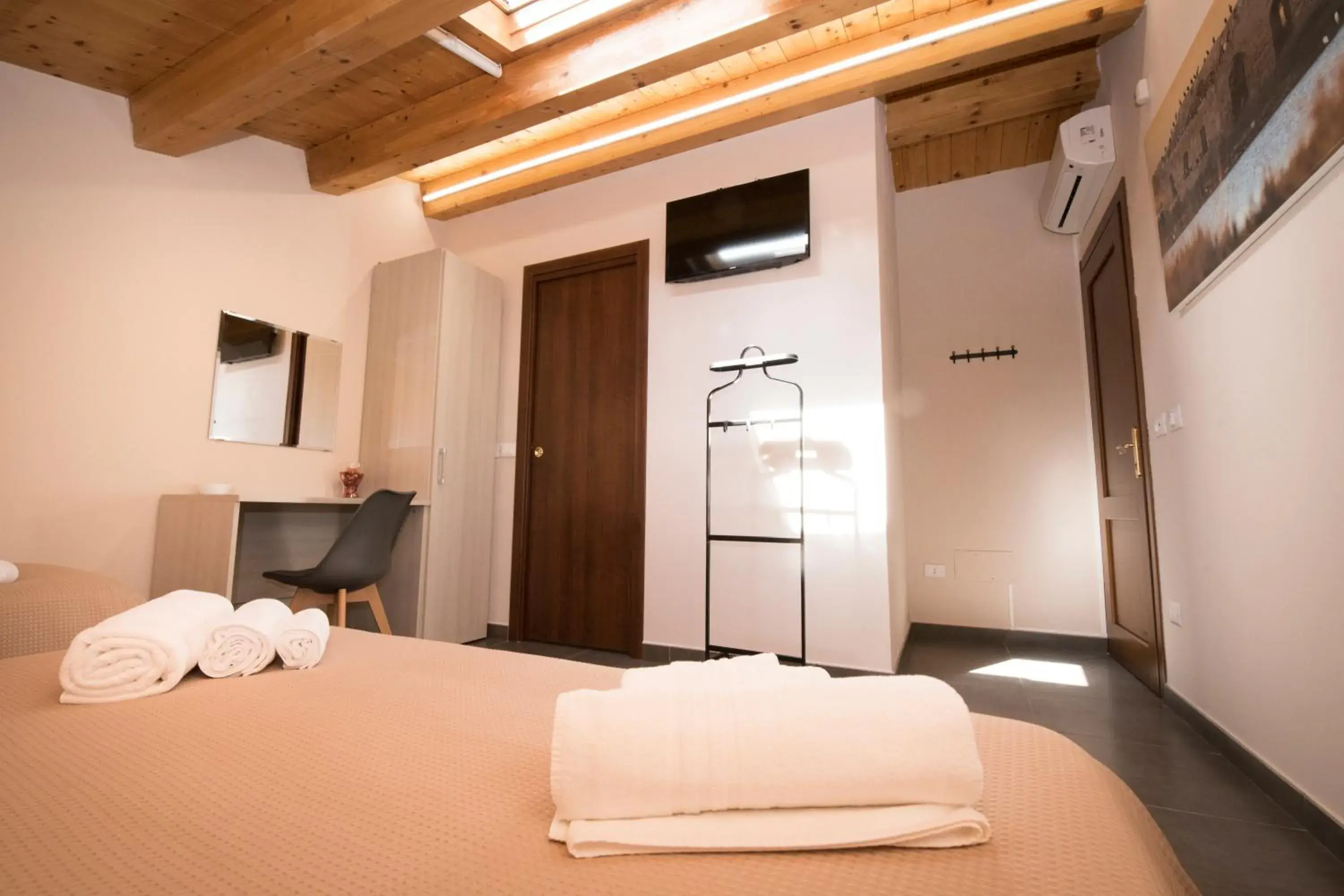 Triple Room with Private Bathroom - single occupancy in Casa Malaclà B&B Triple Room with Private Bathroom - single occupancy in Casa Malaclà B&B